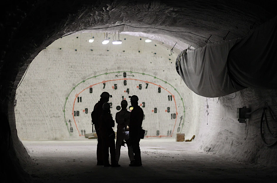 Bergarbeiter und Besucher schauen sich am 04.05.2010 im Erkundungsbergwerk in Gorleben einen Seitenstollen an. Der Salzstock in Gorleben wurde jahrzehntelang für die Endlagerung von hoch radioaktivem Atommüll erkundet, wurde inzwischen aber als Atomendlager ausgeschlossen