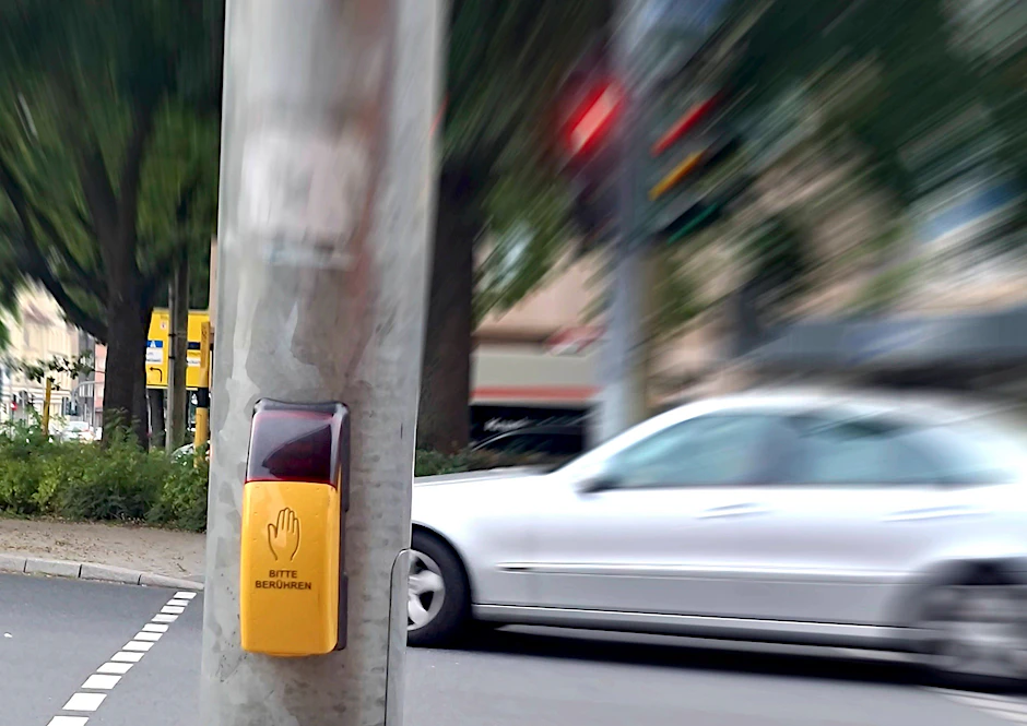 Bei vielen Ampeln gibt es an der Unterseite des kleinen, gelben Kastens einen Knopf - aber wozu ist er eigentlich da?