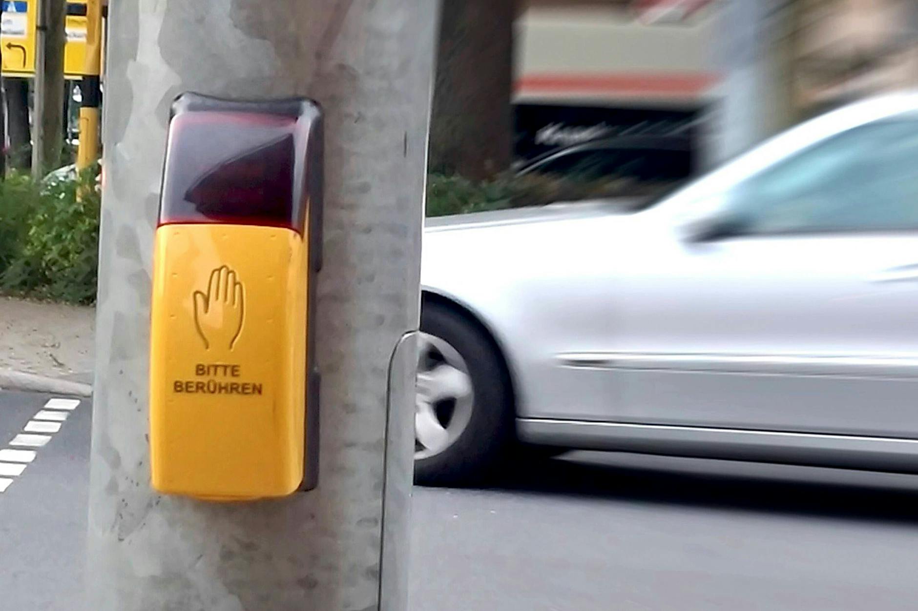 Alltags-Rätsel: Wozu ist der Knopf an der Unterseite der Ampel? Wir verraten es!