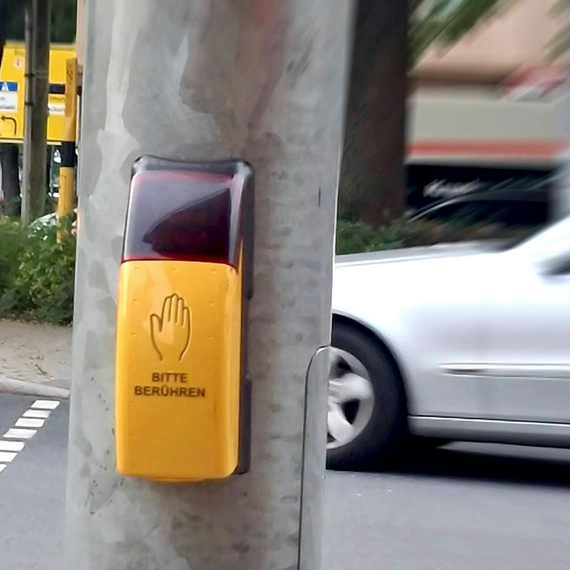 Alltags-Rätsel: Wozu ist der Knopf an der Unterseite der Ampel? Wir verraten es!