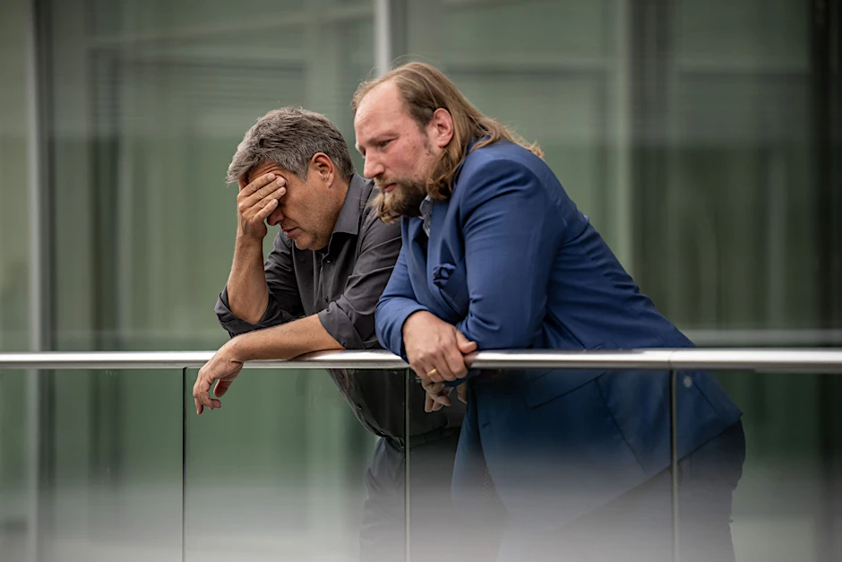 Bundeswirtschaftsminister Robert Habeck (l.) und der Grünen-Politiker Anton Hofreiter. Wie geht es jetzt weiter mit dem Heizungsgesetz?