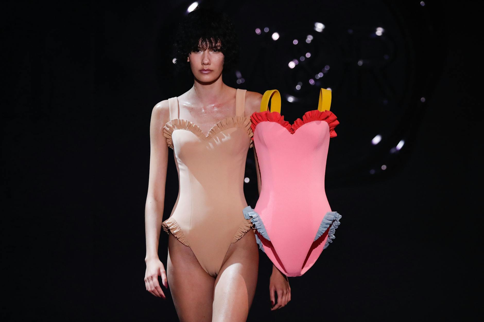 Viktor & Rolf erhoben in Paris die Badekleidung in den Stand der Couture. Hier zu sehen: ein Entwurf, der sich auf ihre vergangene Kollektion bezieht. Darin ließen die beiden Designer ihre Kleider um die Models „schweben“.