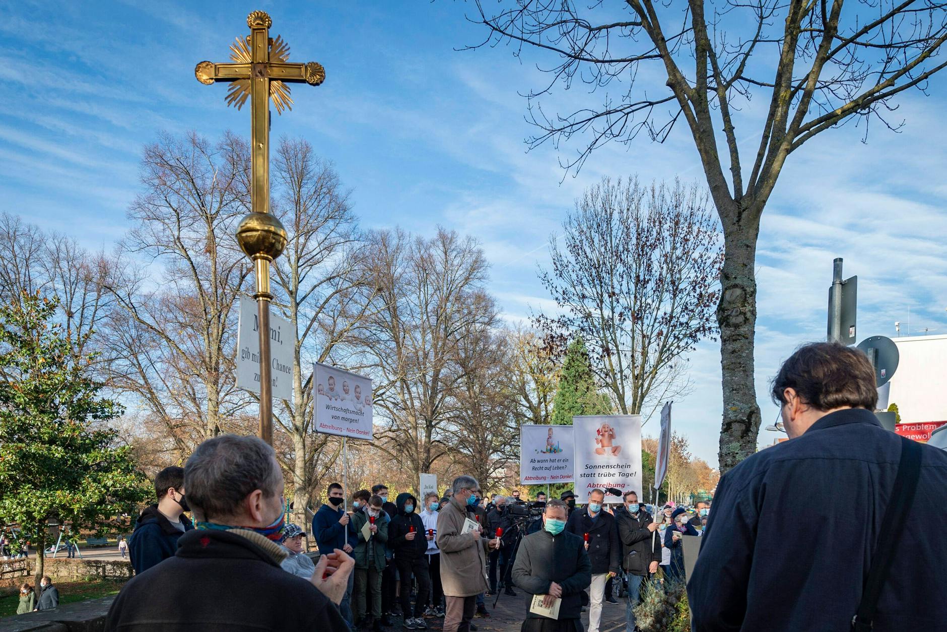 November 2020: Zu einem Sühne- und Bittgebet für die durch Abtreibung getöteten Kinder treffen sich Abtreibungsgegner vor der Pro-Familia-Beratungsstelle Am Staden in Saarbrücken.