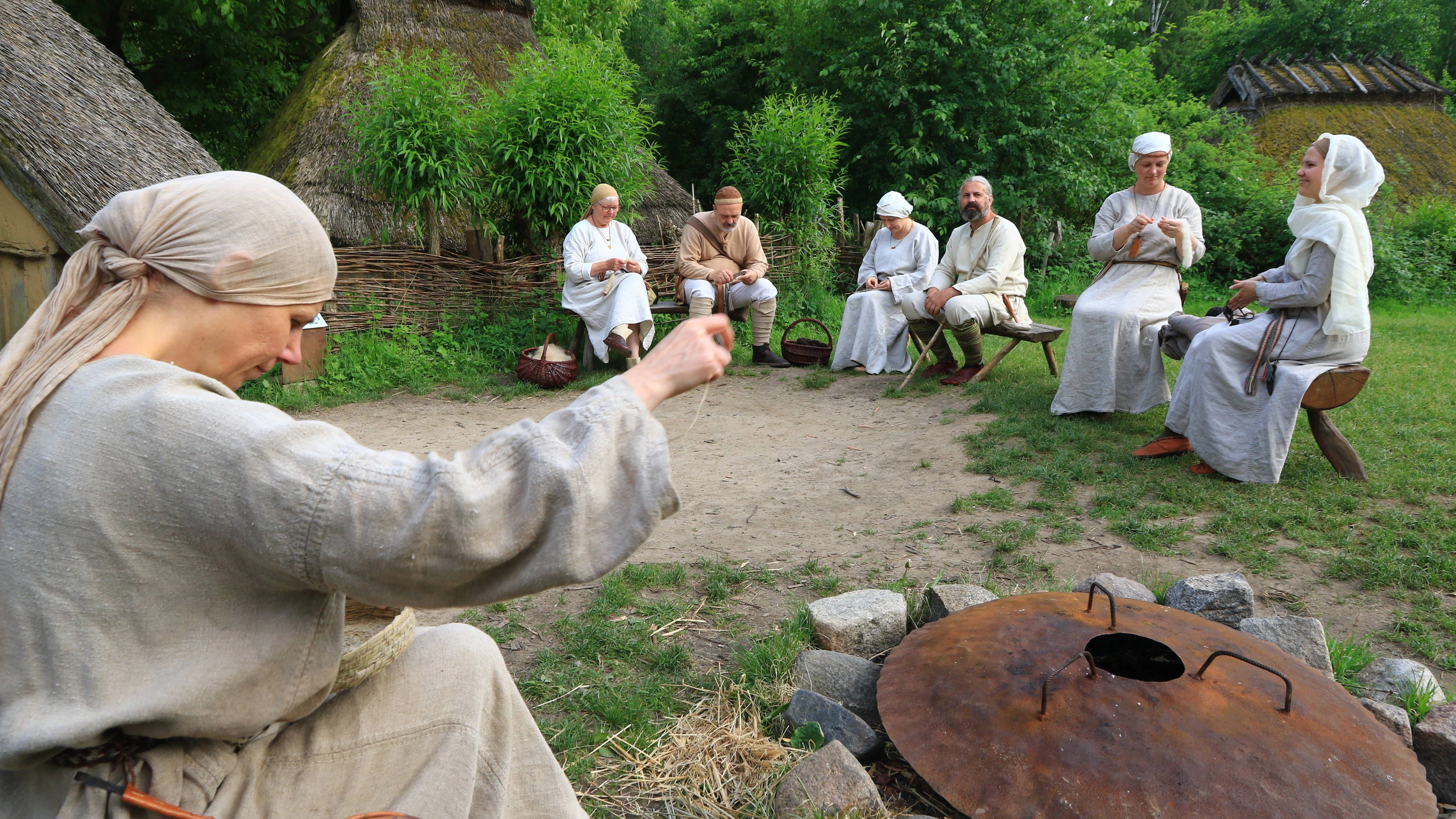 Eine Zeitreise: In Museumsdorf Düppel erleben Kinder, wie die Berliner vor 800 Jahren lebten und können selbst mitmachen.
