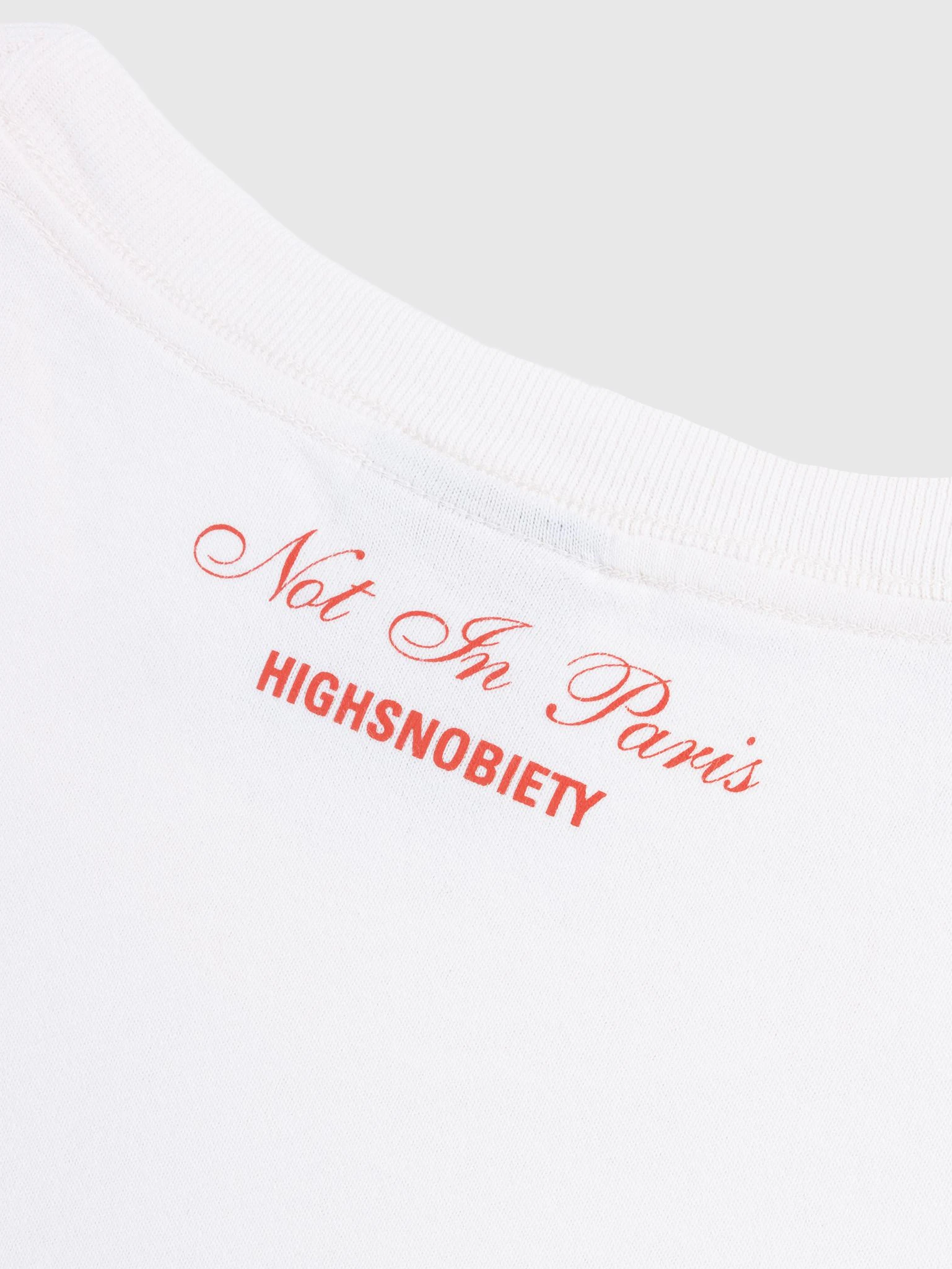 Am Nacken sitzt ein Print mit dem Namen der Serie „Not In Paris“, von der es bereits fünf Editionen gibt. Das Unisex-T-Shirt besteht aus 100% Baumwolle und kostet 65 Euro. Der Farbton ist nicht strahlend weiß, sondern „off-white“.
