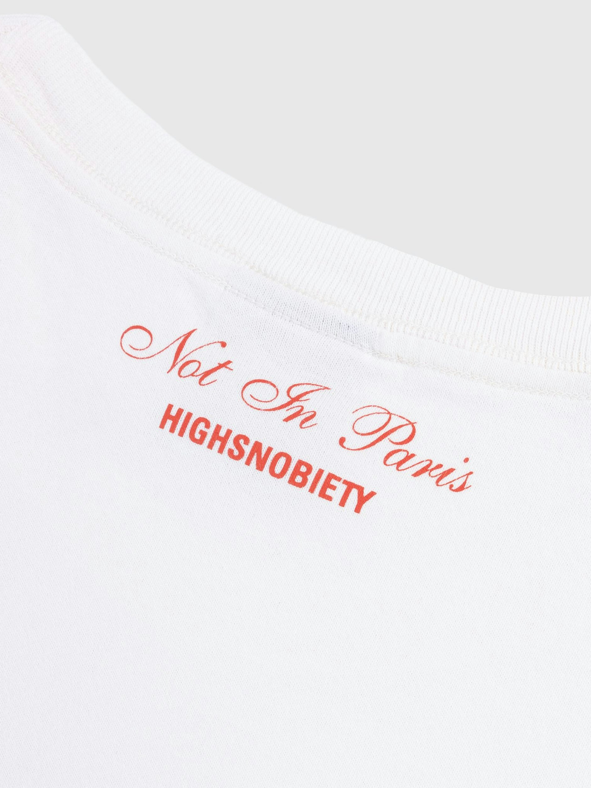 Am Nacken sitzt ein Print mit dem Namen der Serie „Not In Paris“, von der es bereits fünf Editionen gibt. Das Unisex-T-Shirt besteht aus 100% Baumwolle und kostet 65 Euro. Der Farbton ist nicht strahlend weiß, sondern „off-white“.