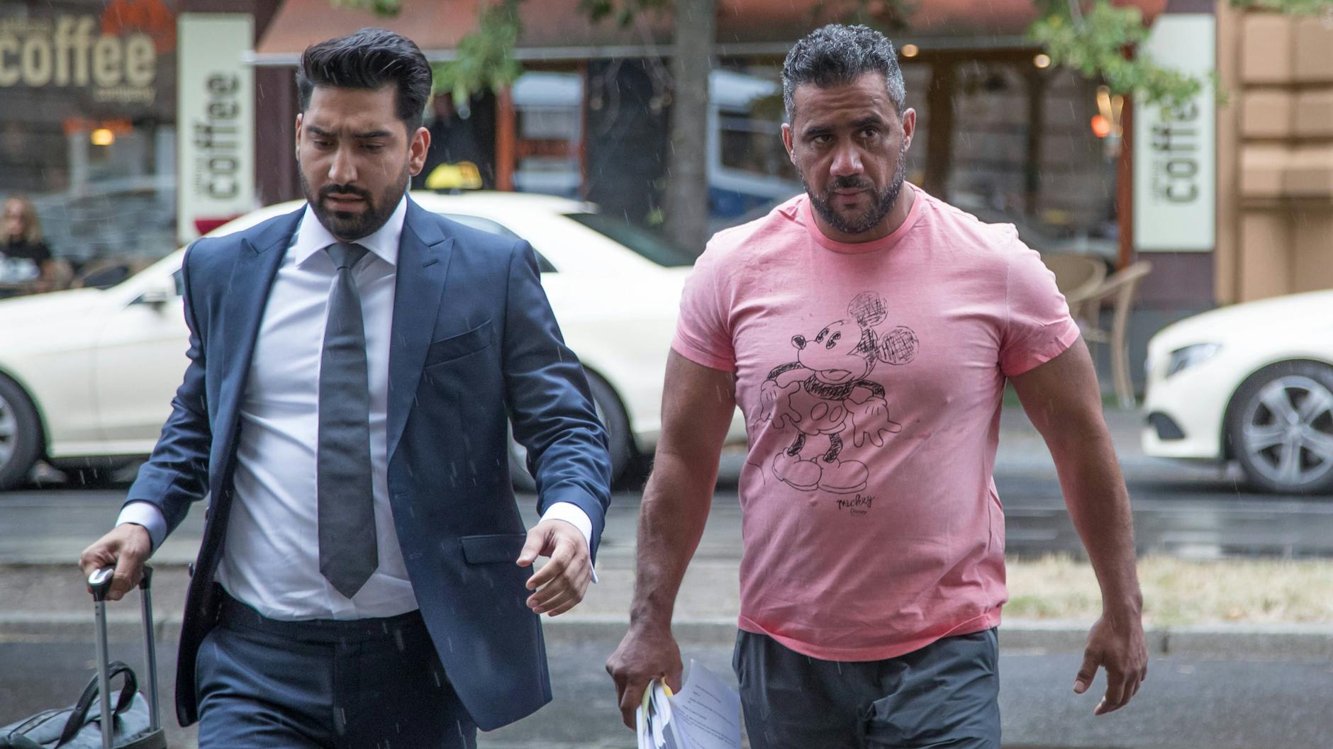 Auf dem Weg zum Prozess: Der Angeklagte Arafat Abou-Chaker (r.) in Begleitung seines Anwalts.