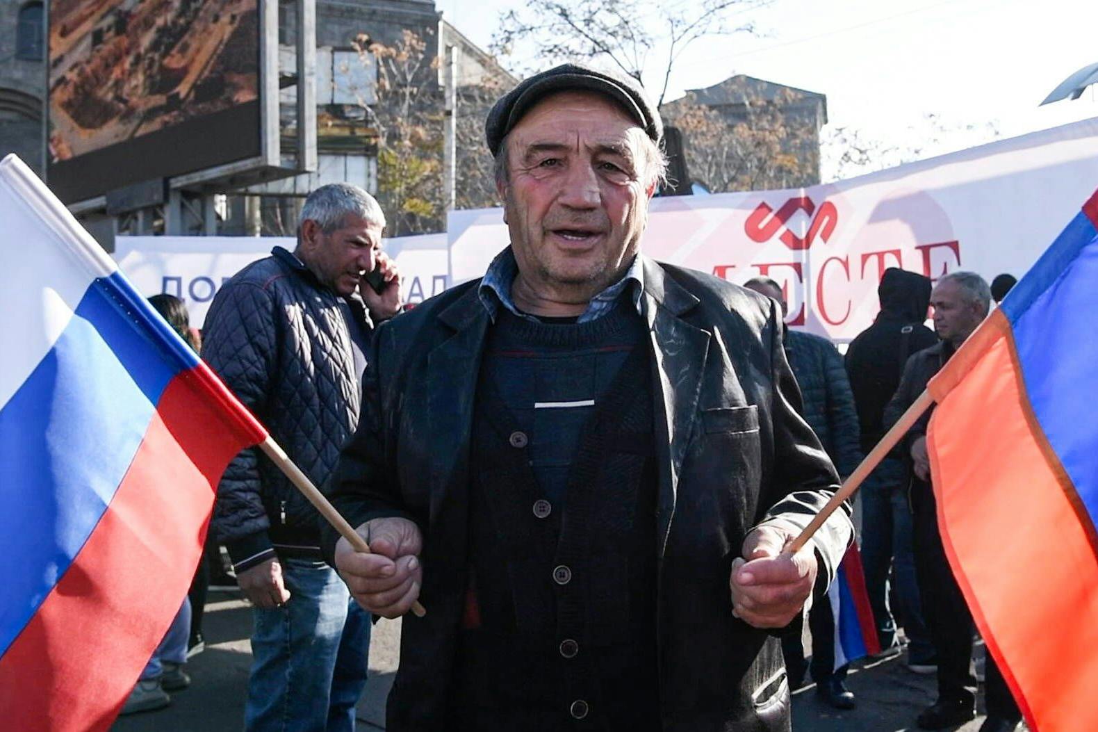 November 2022: Demonstranten in Jerewan schwenken russische und armenische Flaggen während einer Sitzung des Kollektiven Sicherheitsrats der OVKS.