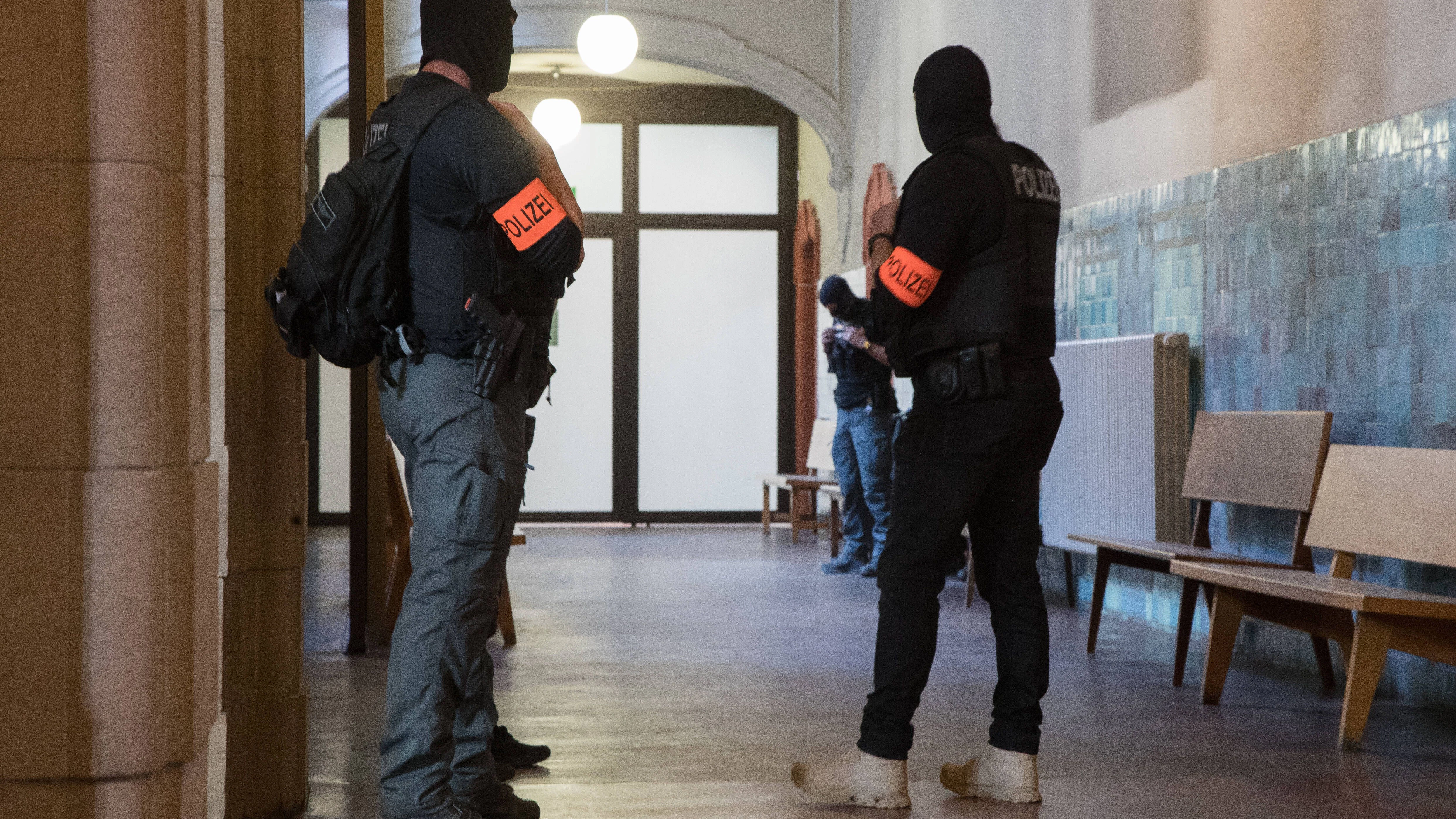 Bushido kommt immer in Begleitung von Personenschützern des Landeskriminalamtes zum Prozess. 