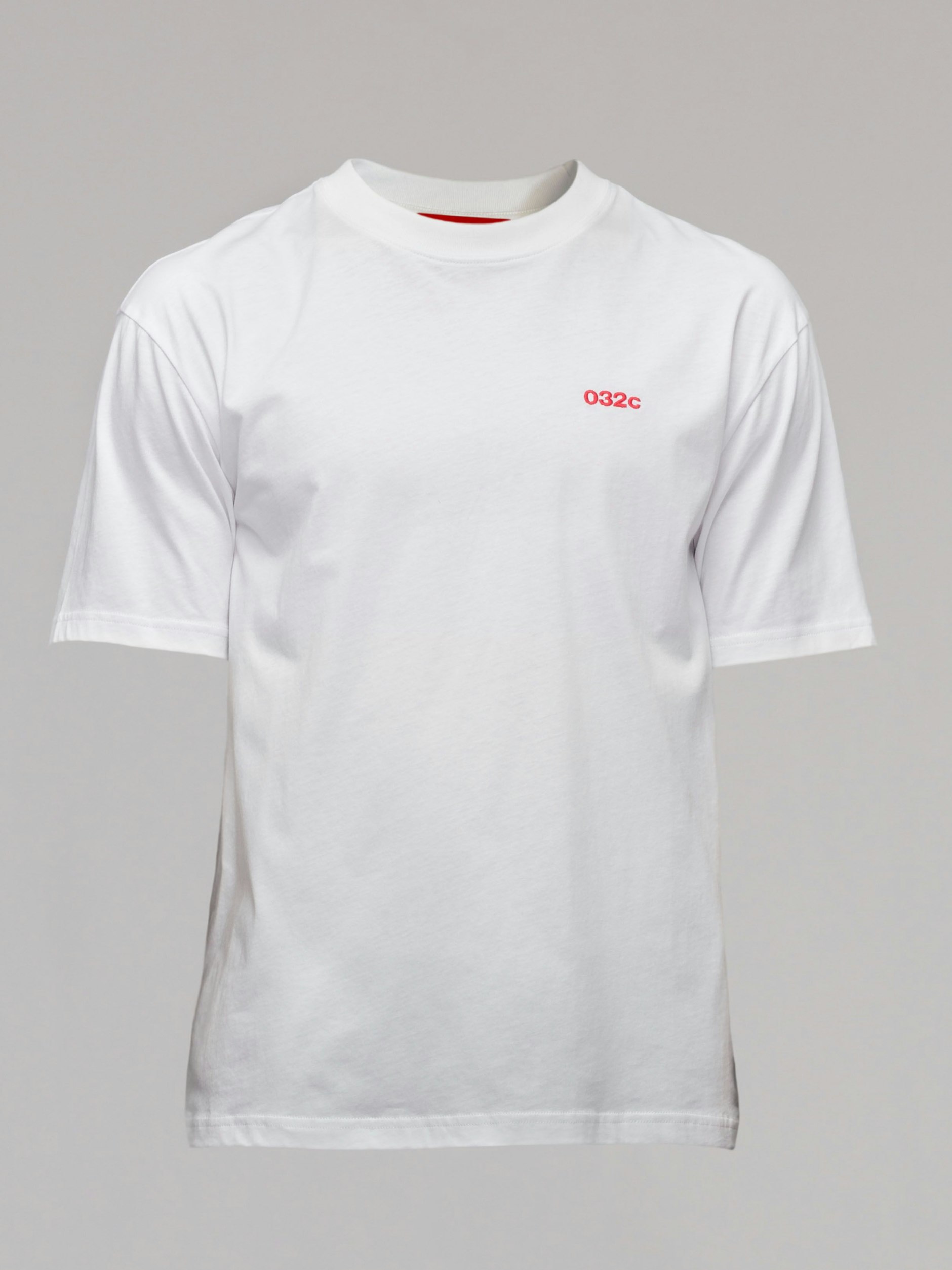 Auch die Berliner Kulturmarke 032c hat den weißen Klassiker im Angebot. Und weil das rote Logo in der weltweiten Fanbase ein Symbol für modisch-intellektuelles Expertentum ist, darf es auf der hauseigenen Basic-Linie nicht fehlen. Dieses T-Shirt aus hochwertigem Organic-Cotton kostet 65 Euro.