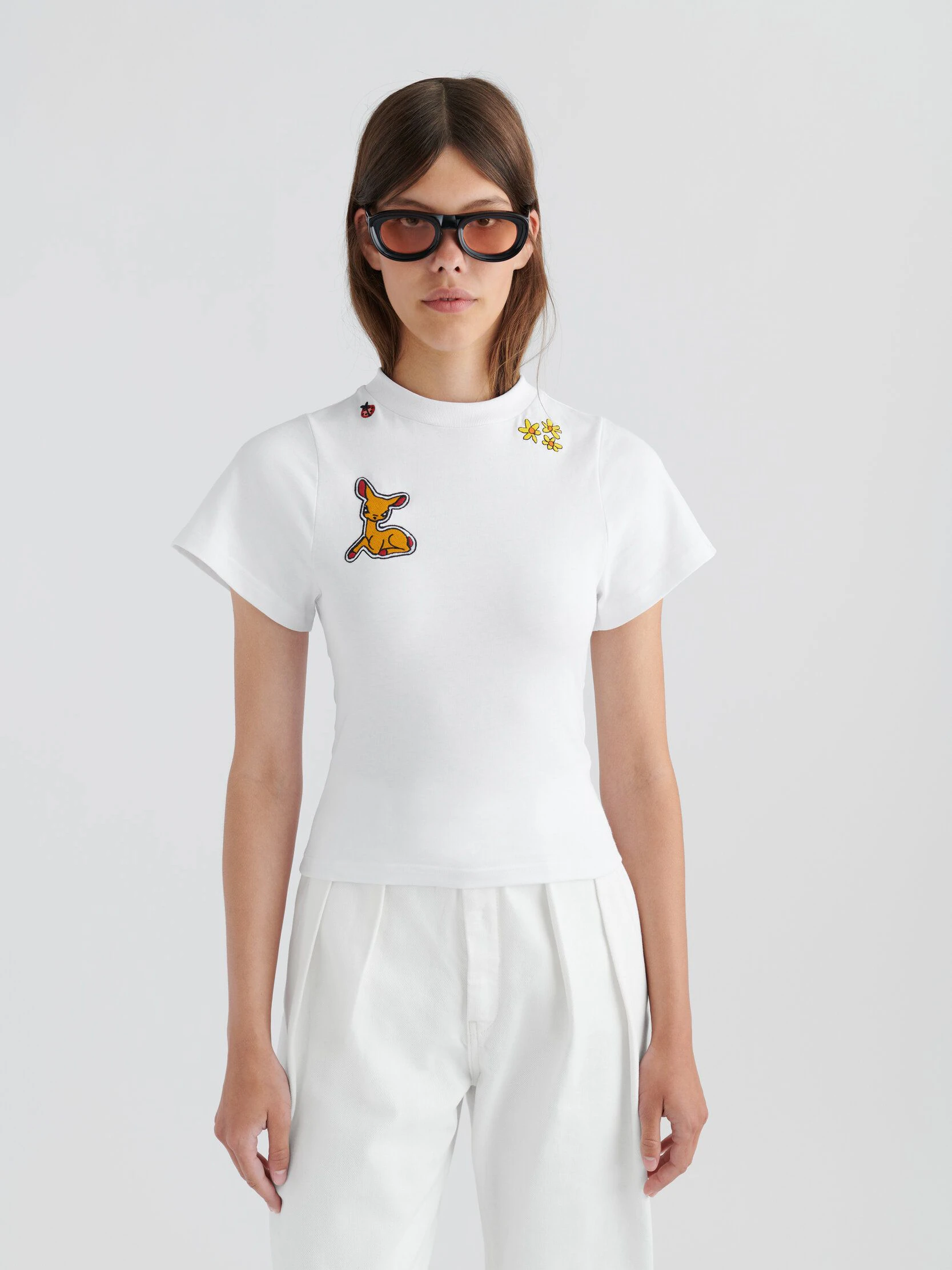 Oversized hin oder her: Wir leben in einem Zeitalter, in dem viele Trends nebeneinander existieren. So ist auch das taillierte T-Shirt erlaubt &nbsp;– doch muss es gekonnt kombiniert werden, damit es nicht altbacken wirkt. Zum Beispiel mit einer weit geschnittenen Bundfaltenhose wie auf dem Foto, denn dann lassen die 90er-Jahre grüßen, die ja gerade bei der Generation Z ihr Rave-Revival feiern.