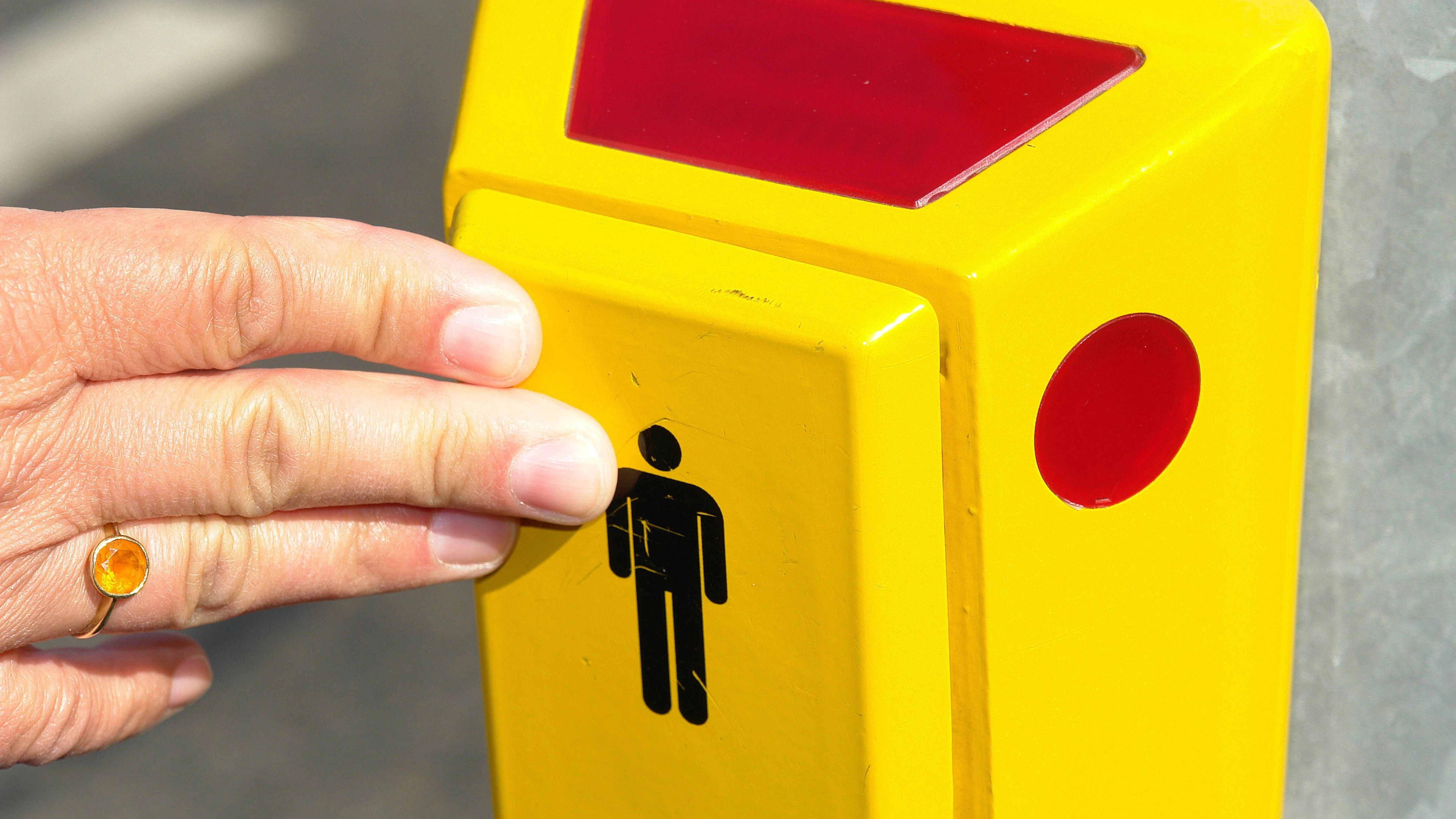 An vielen Ampeln müssen sich Fußgänger erst per Taster anmelden, damit die Ampel irgendwann auf Grün schaltet.