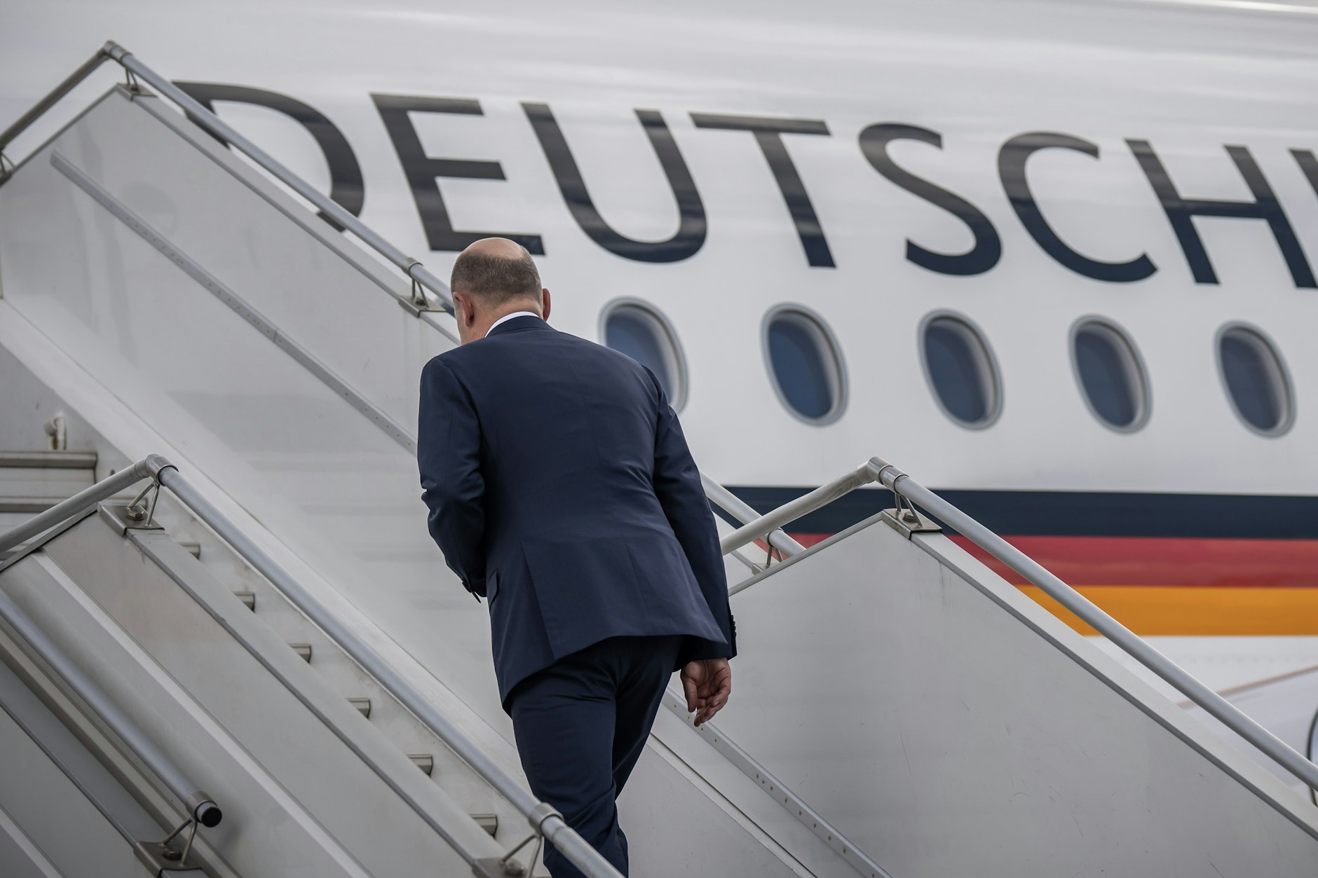 Bundeskanzler Olaf Scholz (SPD) steigt nach seiner dreitägigen Afrikareise in den Airbus A350 der Flugbereitschaft der Luftwaffe (Archiv).