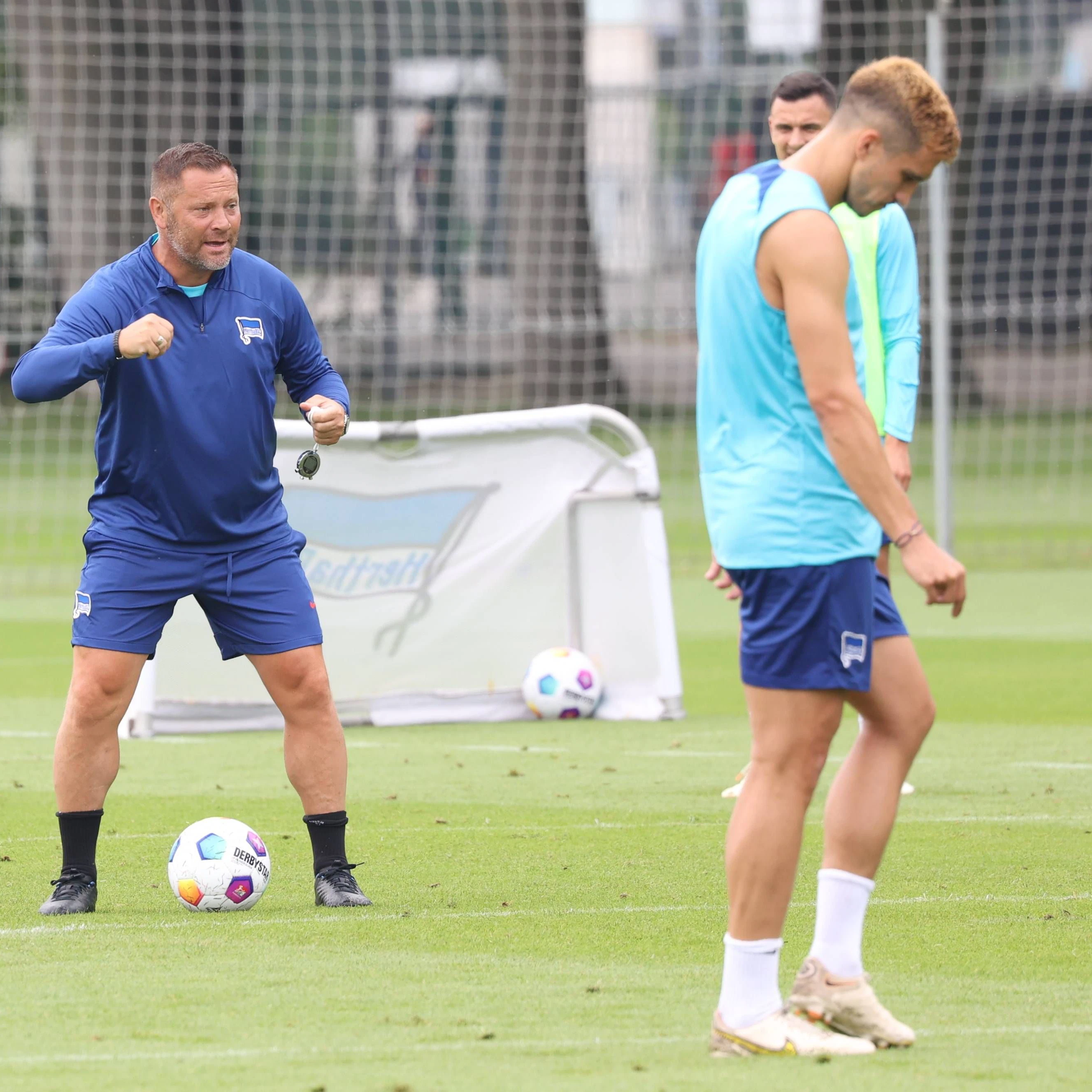 Marc Kempf beim Training. Der Coach Pal Dardai treibt ihn an ...