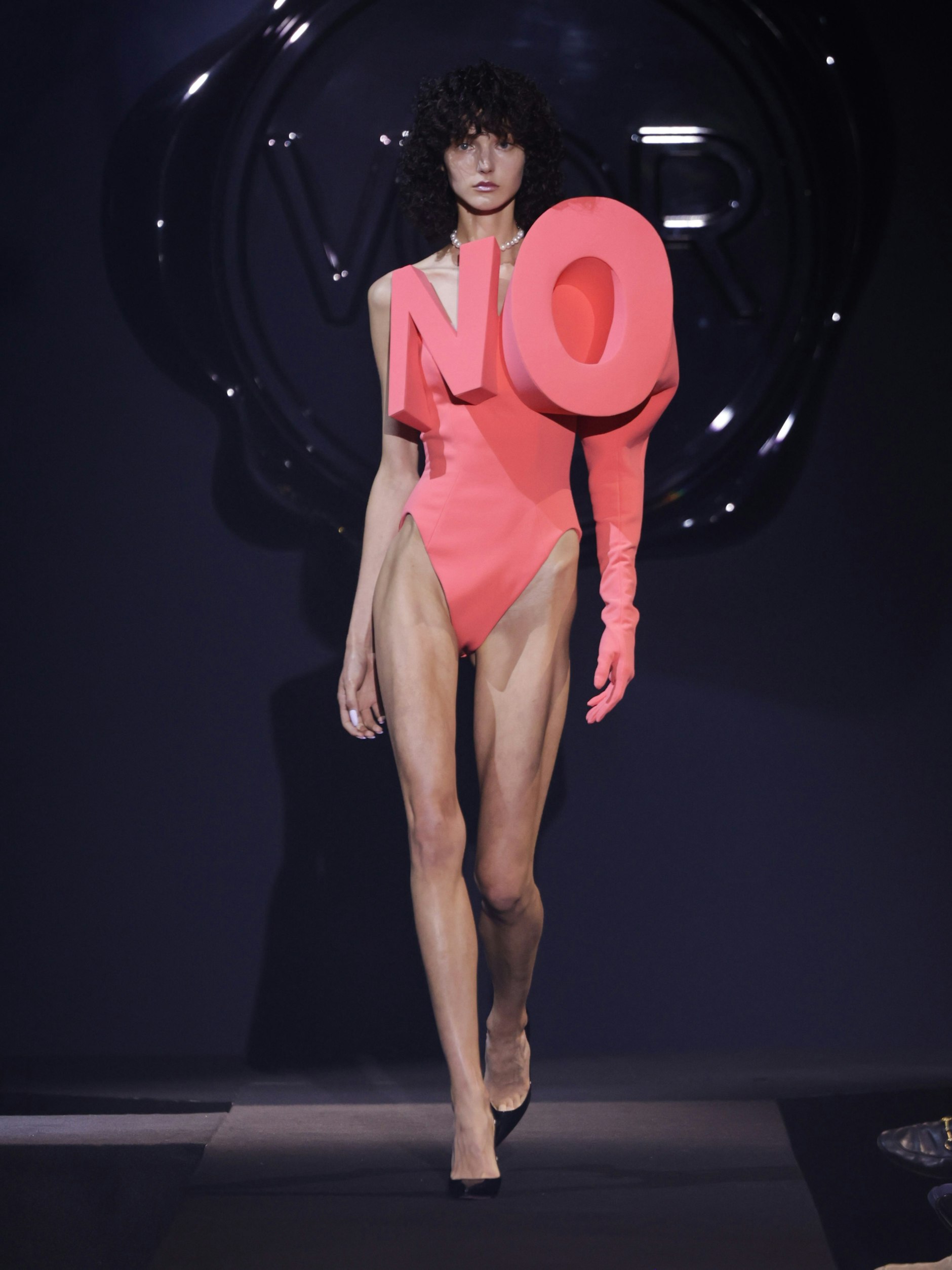 Immer für eine Überraschung gut sind Viktor &amp; Rolf: Zu ihrem 30-jährigen Jubiläum machen die Designer doch tatsächlich Bademode zur Couture. Man stelle sich das mal auf dem roten Teppich vor! Kenner entdeckten Referenzen an frühere Kollektionen, wie das „No“ aus dem Jahr 2008.