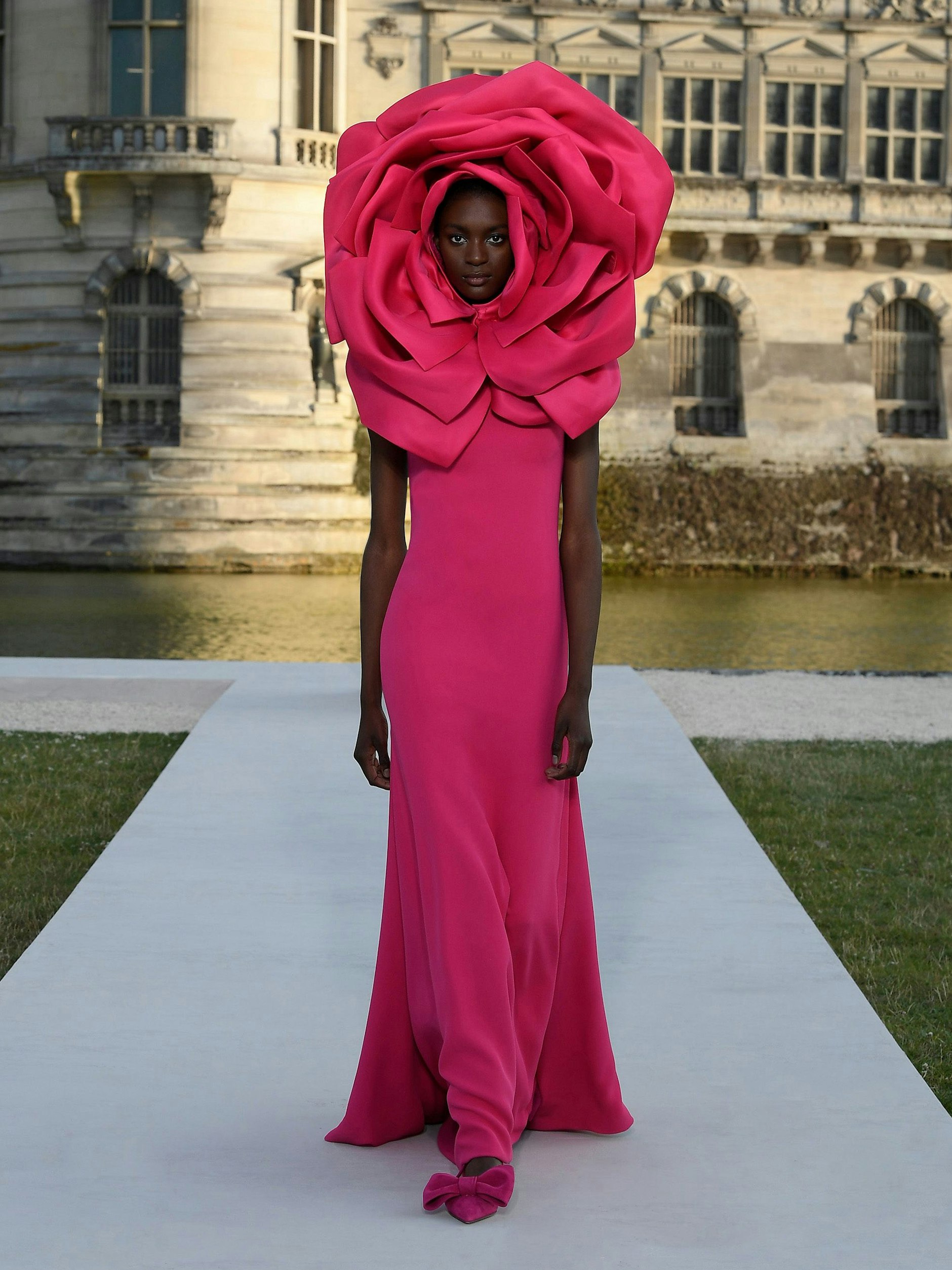 Für seine Valentino-Show schickt Pierpaolo Piccioli ein exzentrisches Rosengebilde über den Runway. Zugegeben, es ist nicht ganz so verrückt wie sein weißes Kamelien-Kostüm, das Rihanna auf der vergangenen Met-Gala trug. Der neue Entwurf ist dagegen ausgesprochen elegant.