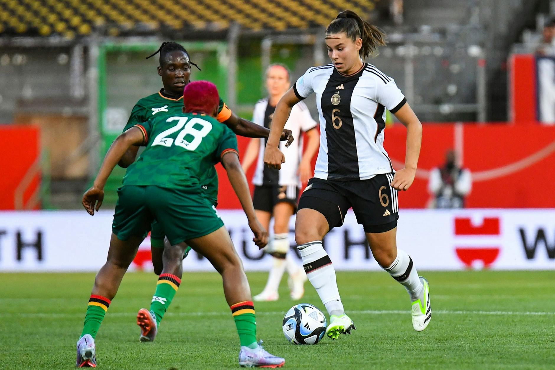 &nbsp;Länderspiel Deutschland - Sambia: Lena Sophie Oberdorf am Ball gegen Susan Banda und Barbra Banda.&nbsp;&nbsp;
