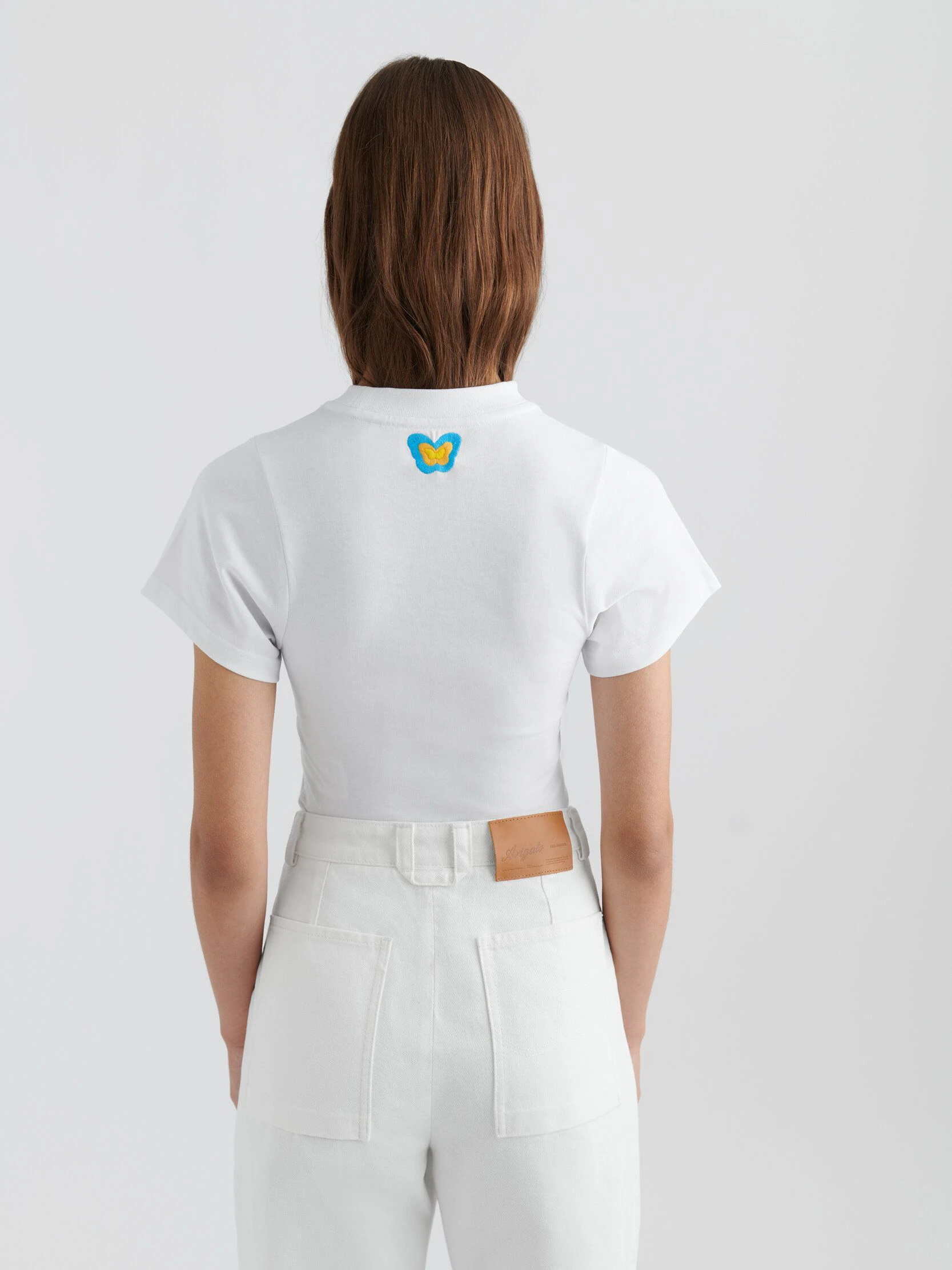 Das weiße T-Shirt des schwedischen Labels Axel Arigato ist mit niedlichen Aufnähern „tätowiert“. Trotz taillierter Silhouette hat es weit geschnittene Ärmel. Mit diesem Detail beweist das gute Stück aus reiner Biobaumwolle seine Modernität. Kostenpunkt: 75 Euro.