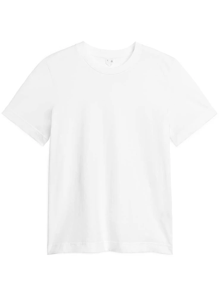 Dieses kastige T-Shirt ist aus 100% Baumwolle, gestrickt in leichtem Single-Jersey. Es ist von der schwedischen Marke Arket und kostet 19 Euro.
