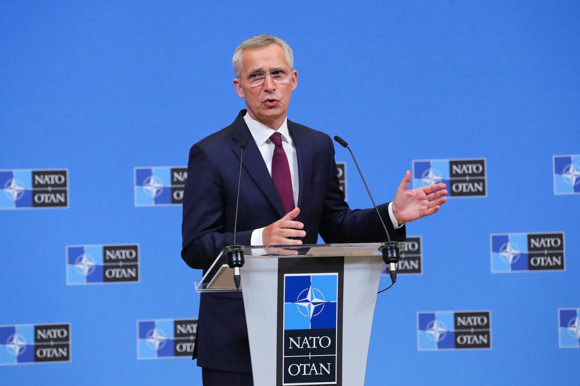 ARCHIV - Jens Stoltenberg, Nato-Generalsekretär, spricht während einer Pressekonferenz im NATO-Hauptquartier.