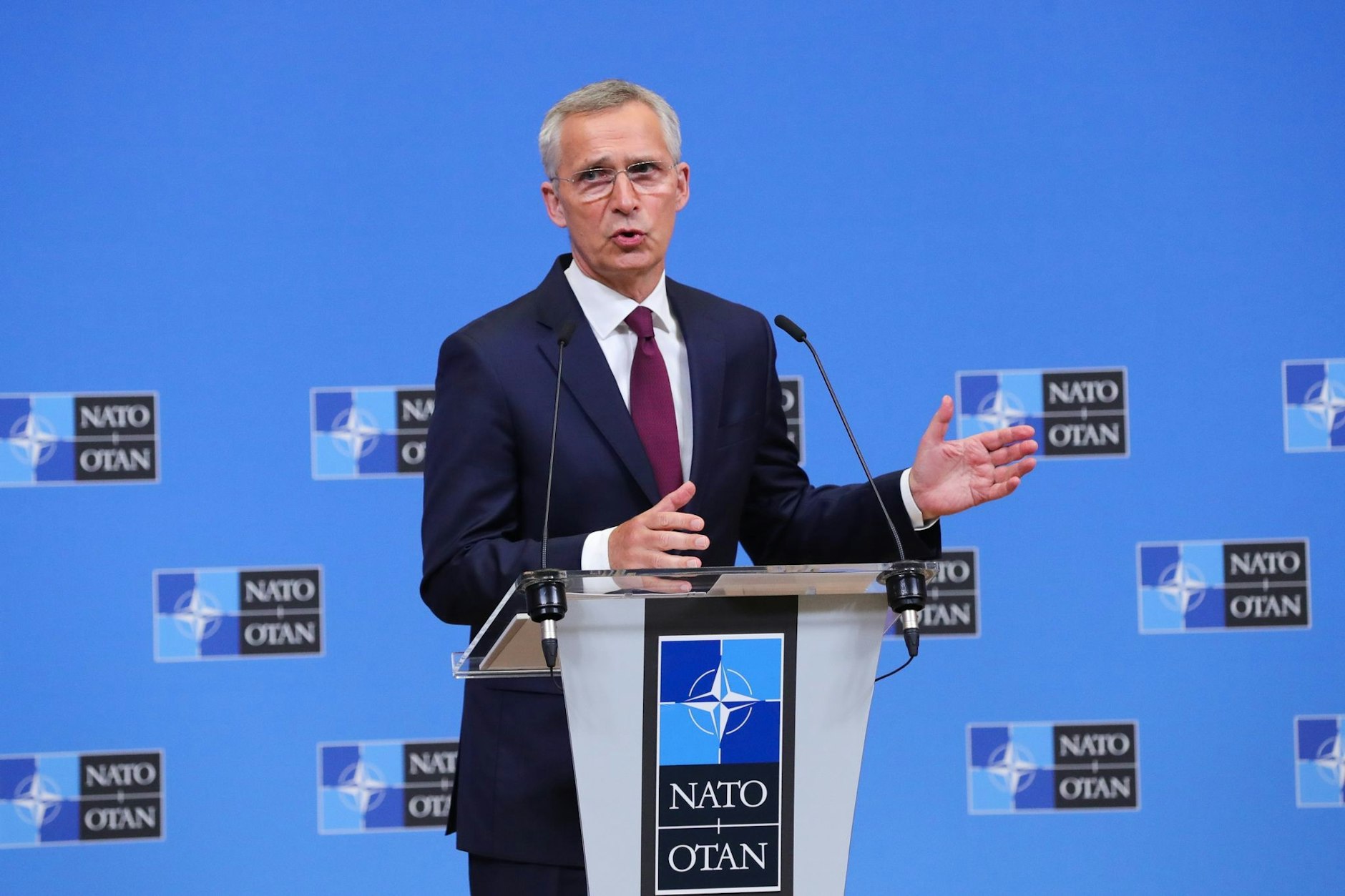 ARCHIV - Jens Stoltenberg, Nato-Generalsekretär, spricht während einer Pressekonferenz im NATO-Hauptquartier.  