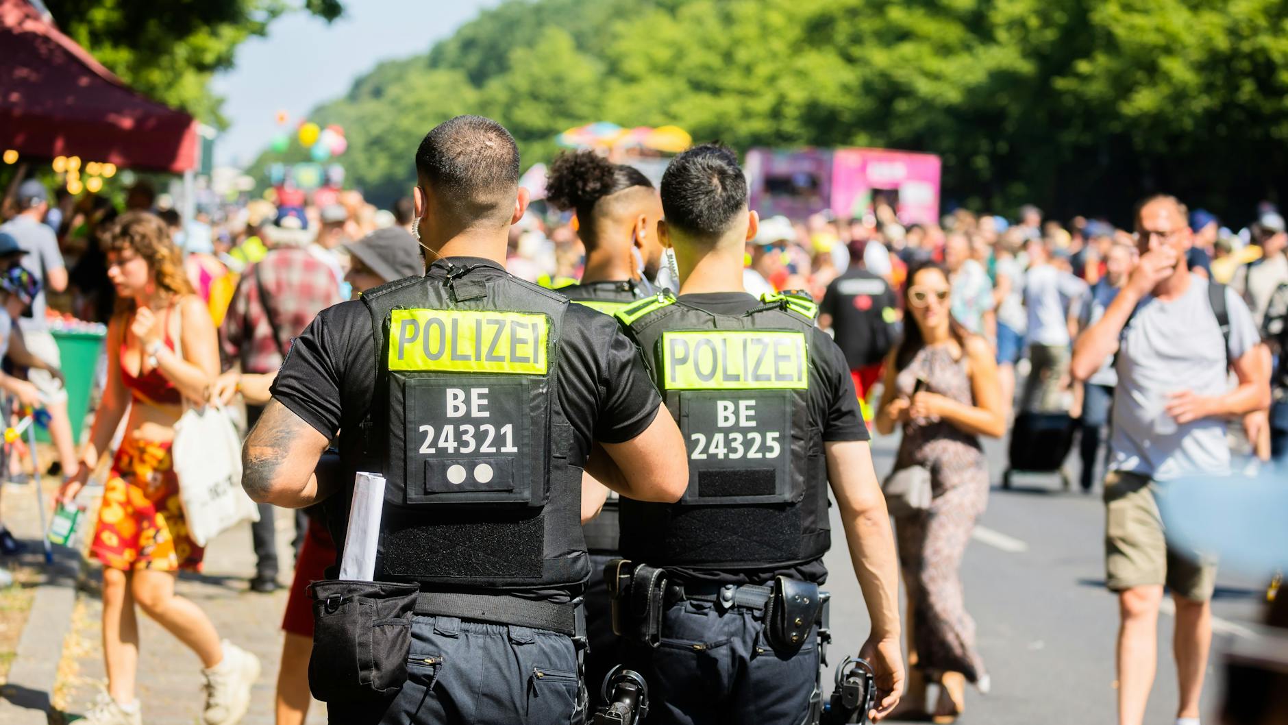 Rund 1000 Polizisten sicherten die Technoparade „Rave the Planet“ auf der Straße des 17. Juni. 