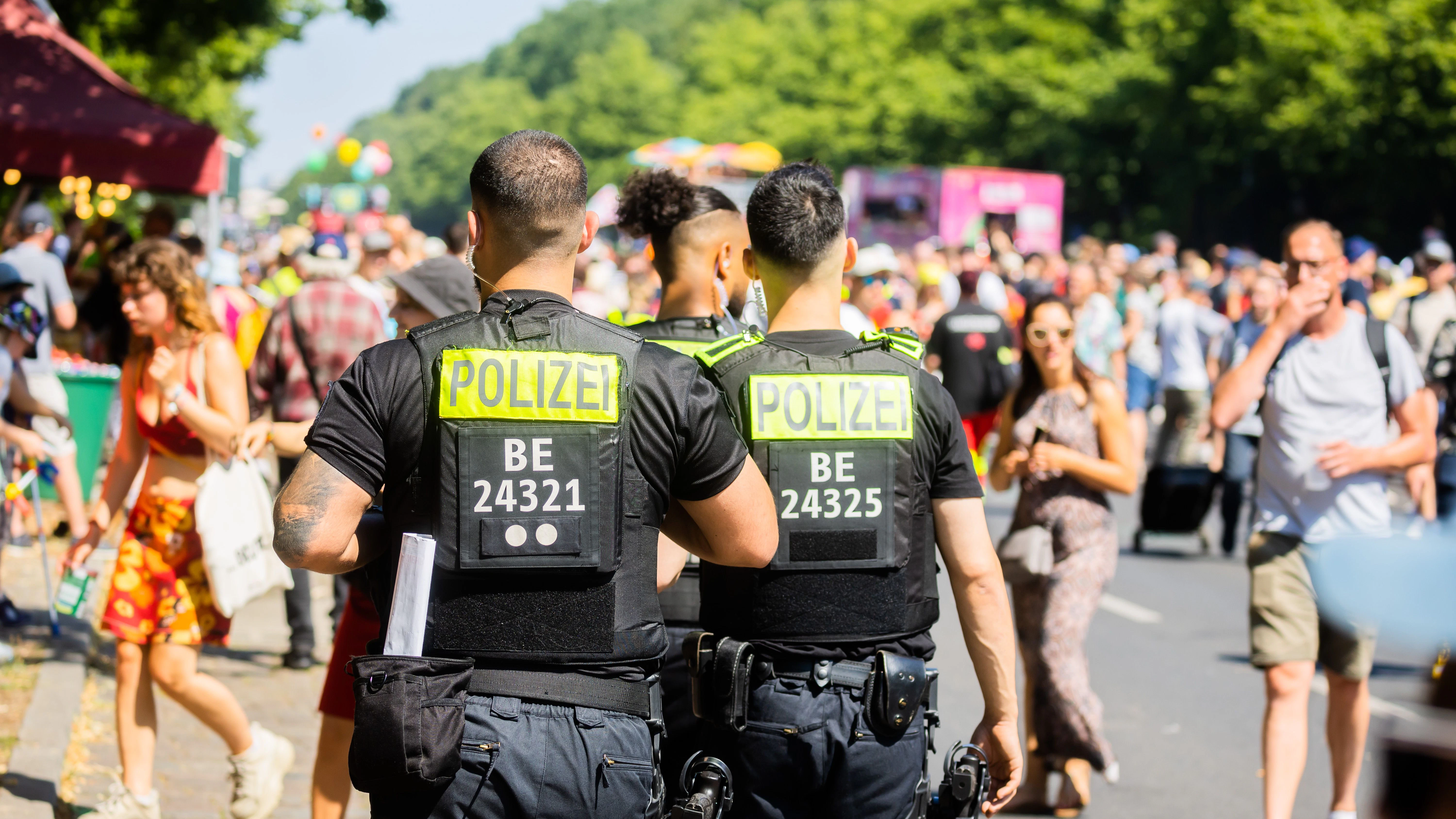Rund 1000 Polizisten sicherten die Technoparade „Rave the Planet“ auf der Straße des 17. Juni.&nbsp;