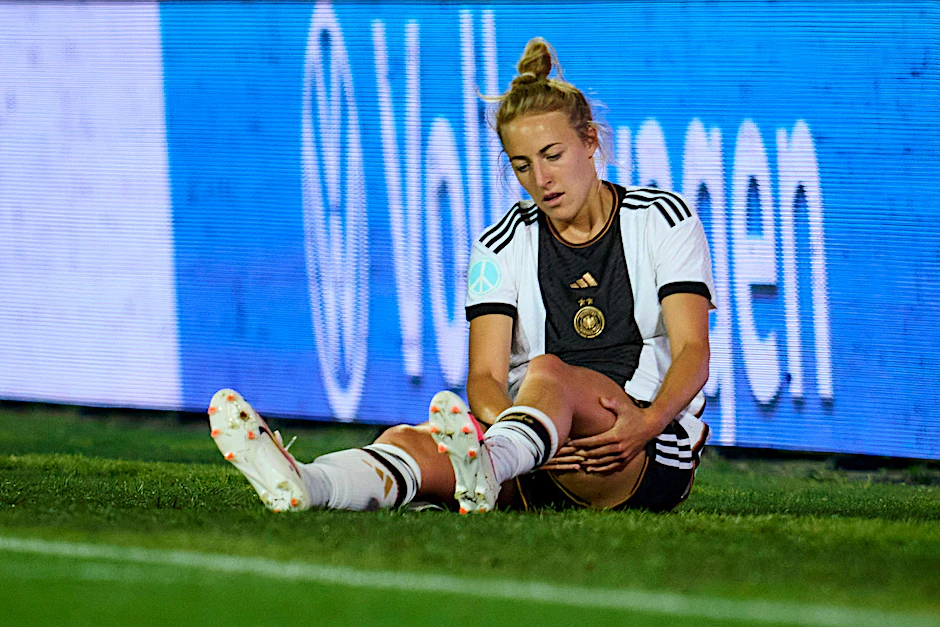 Deutschlands Nationalspielerin Carolin Simon fasst sich ans linke Knie. Kreuzbandriss, mindestens sechs Monate Pause.