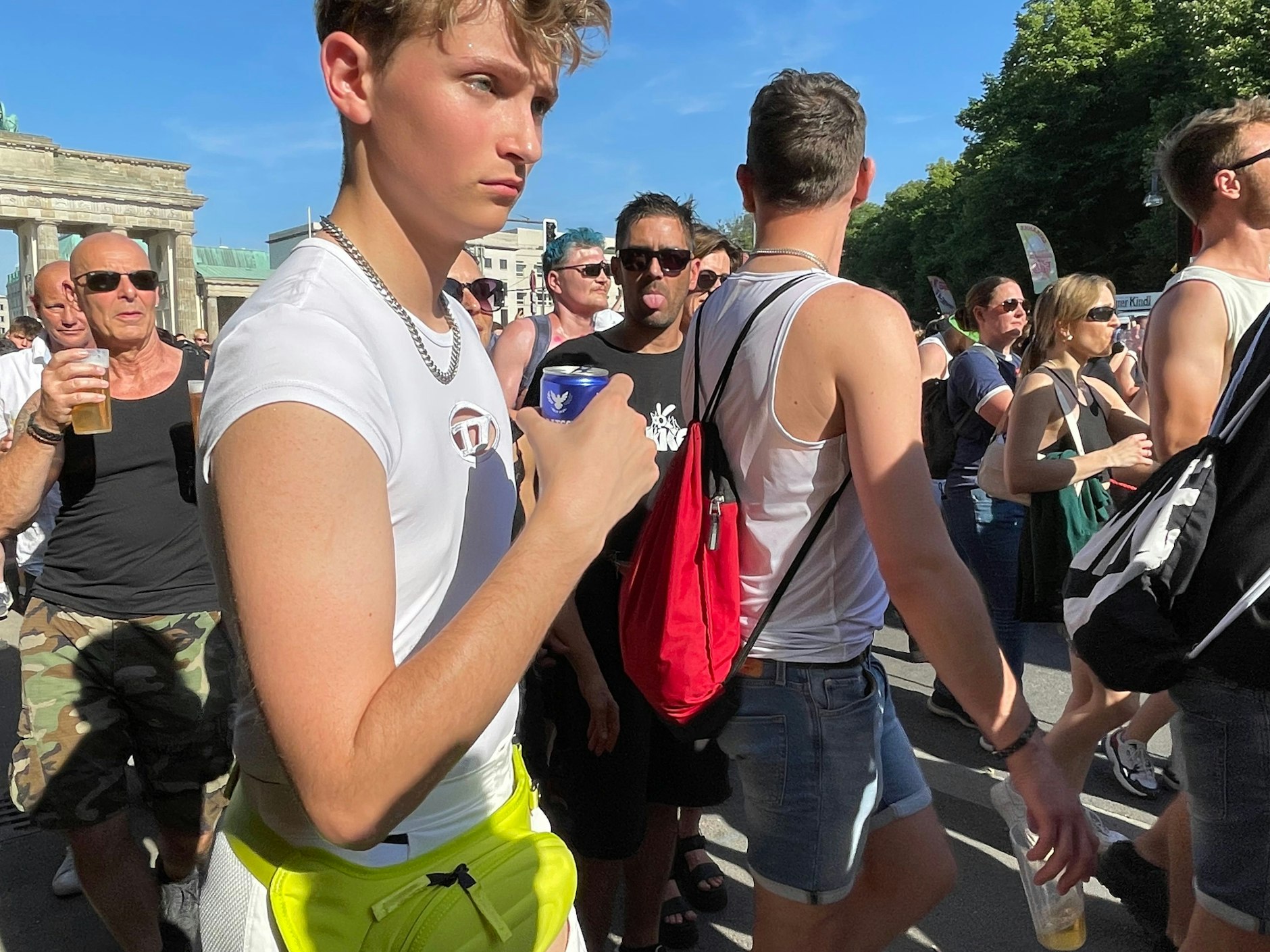 Die Generation Z rückt mit ernster Miene im Diesel-Shirt an und Vati streckt hinten die Zunge raus.