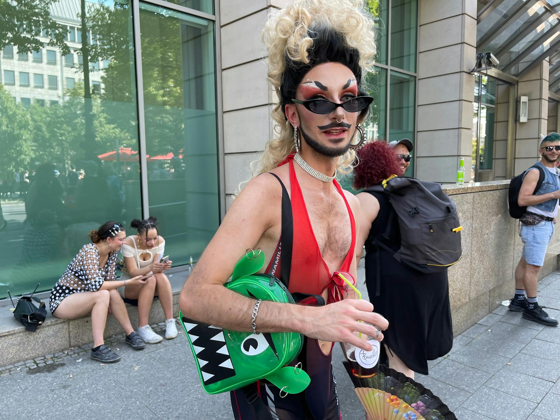 Das Haar sitzt, das Make-up auch.