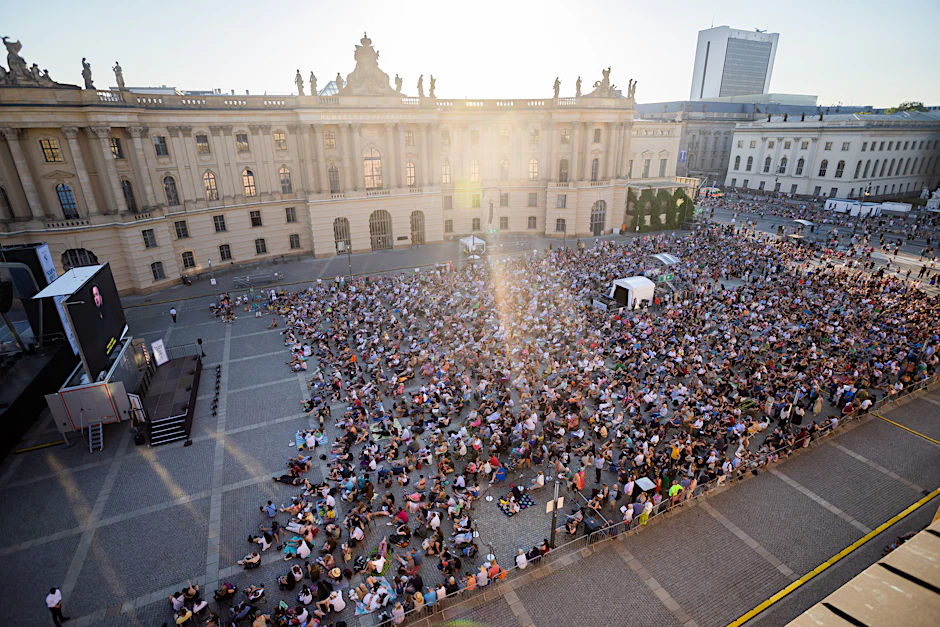 Besucher verfolgen die öffentliche Live-Übertragung von Giuseppe Verdis „Don Carlo“ im Rahmen der „Staatsoper für alle“.&nbsp;
