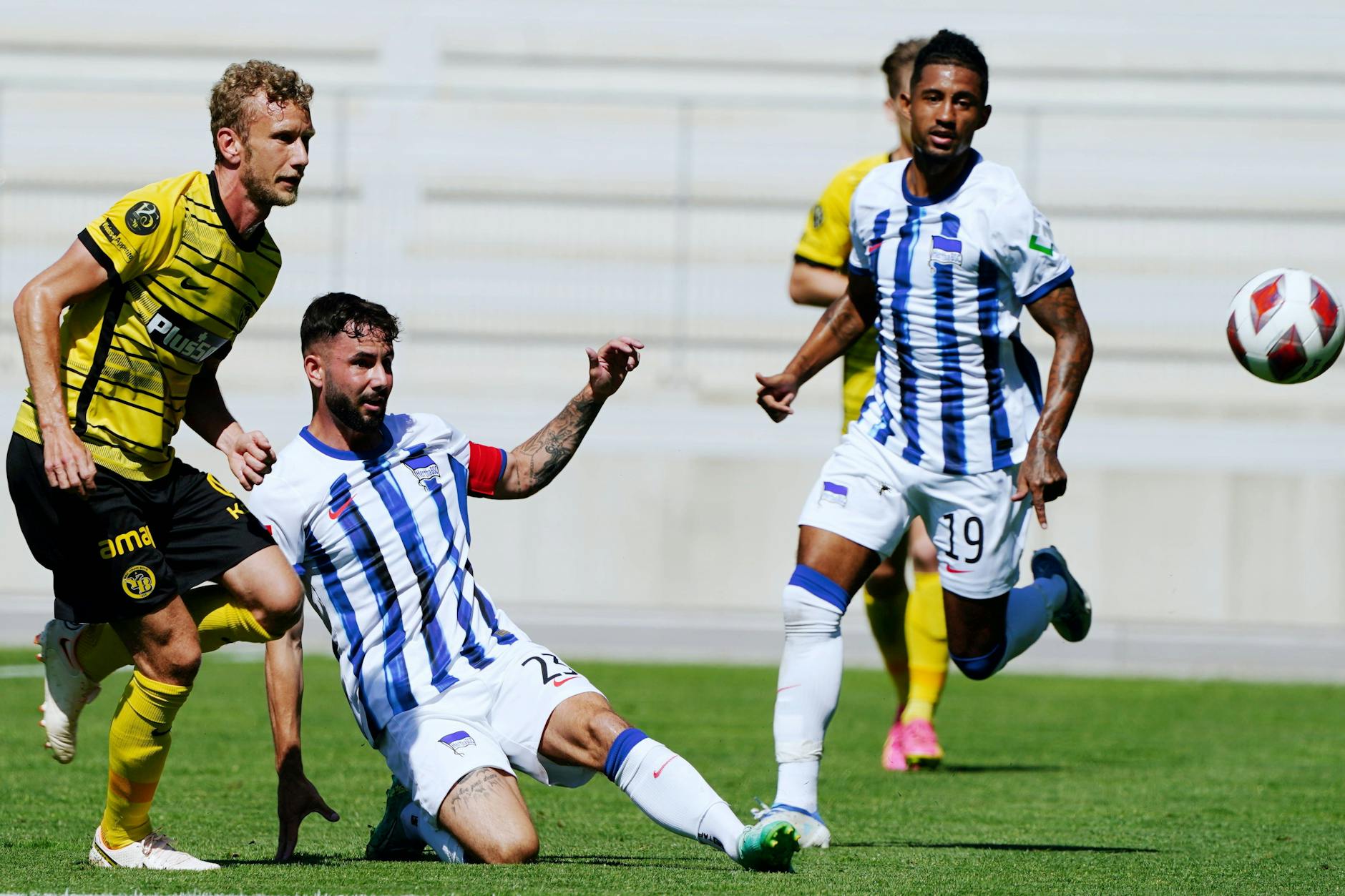 Herthas Marco Richter (Mitte) kommt gegen den früheren Herthaner Fabian Lustenberger (l.) beim Testspiel gegen die Young Boys Bern zum Schuss. Jeremy Dudziak schaut zu. 