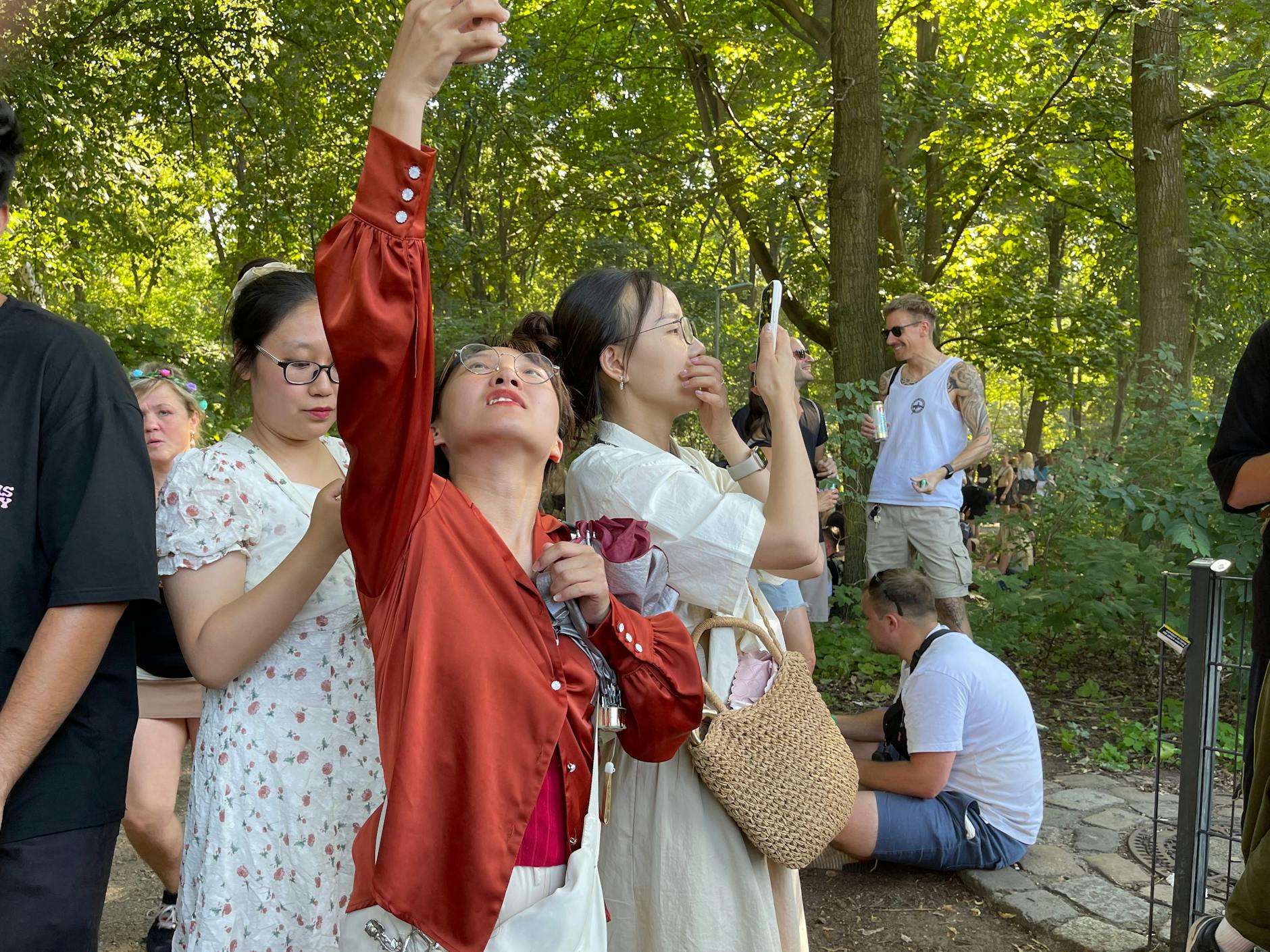 Bei einigen Gästen unterdessen: das blanke Entsetzen beim Anblick der vorbei ravenden Massen. 