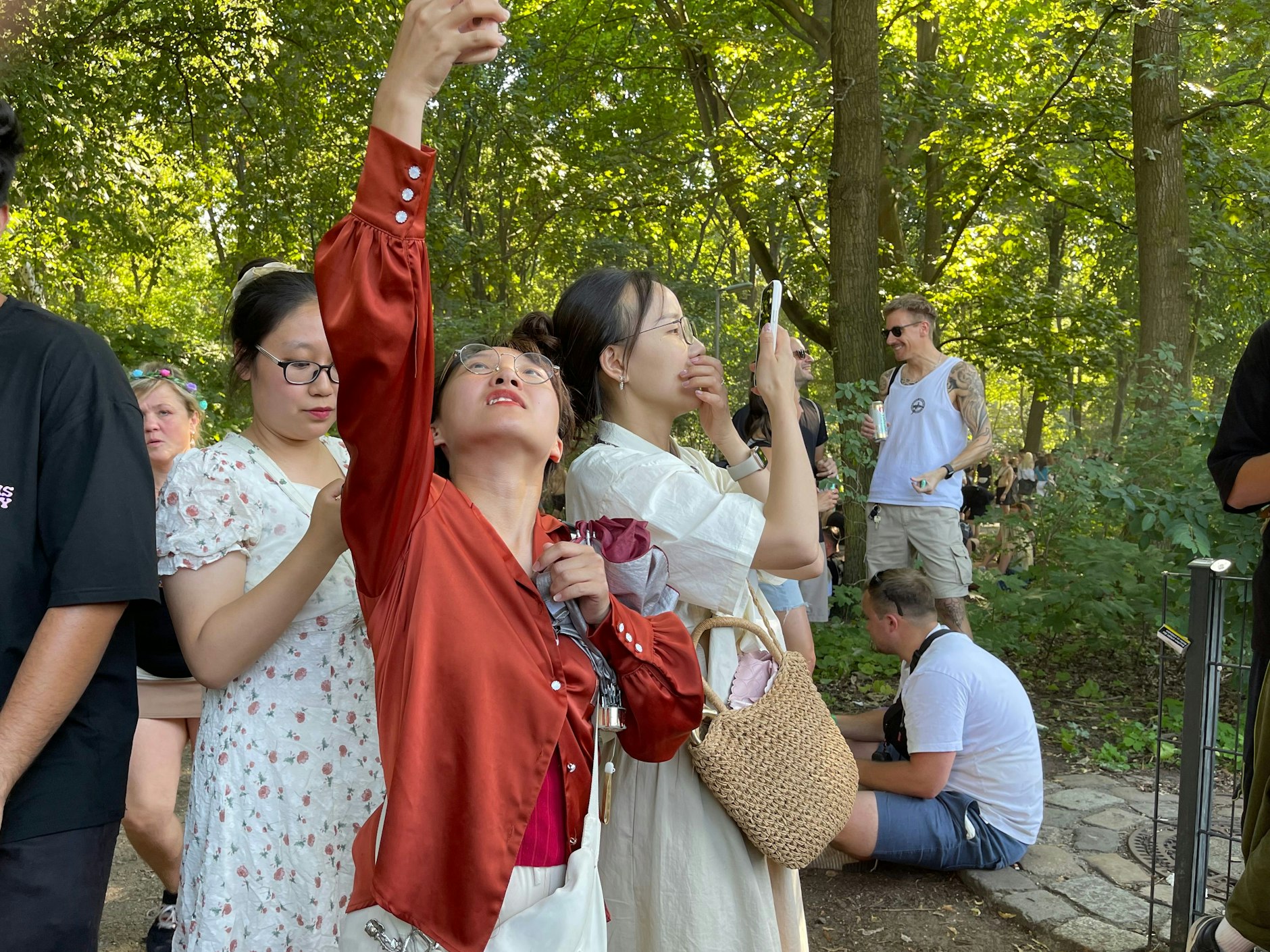 Bei einigen Gästen unterdessen: das blanke Entsetzen beim Anblick der vorbei ravenden Massen.&nbsp;
