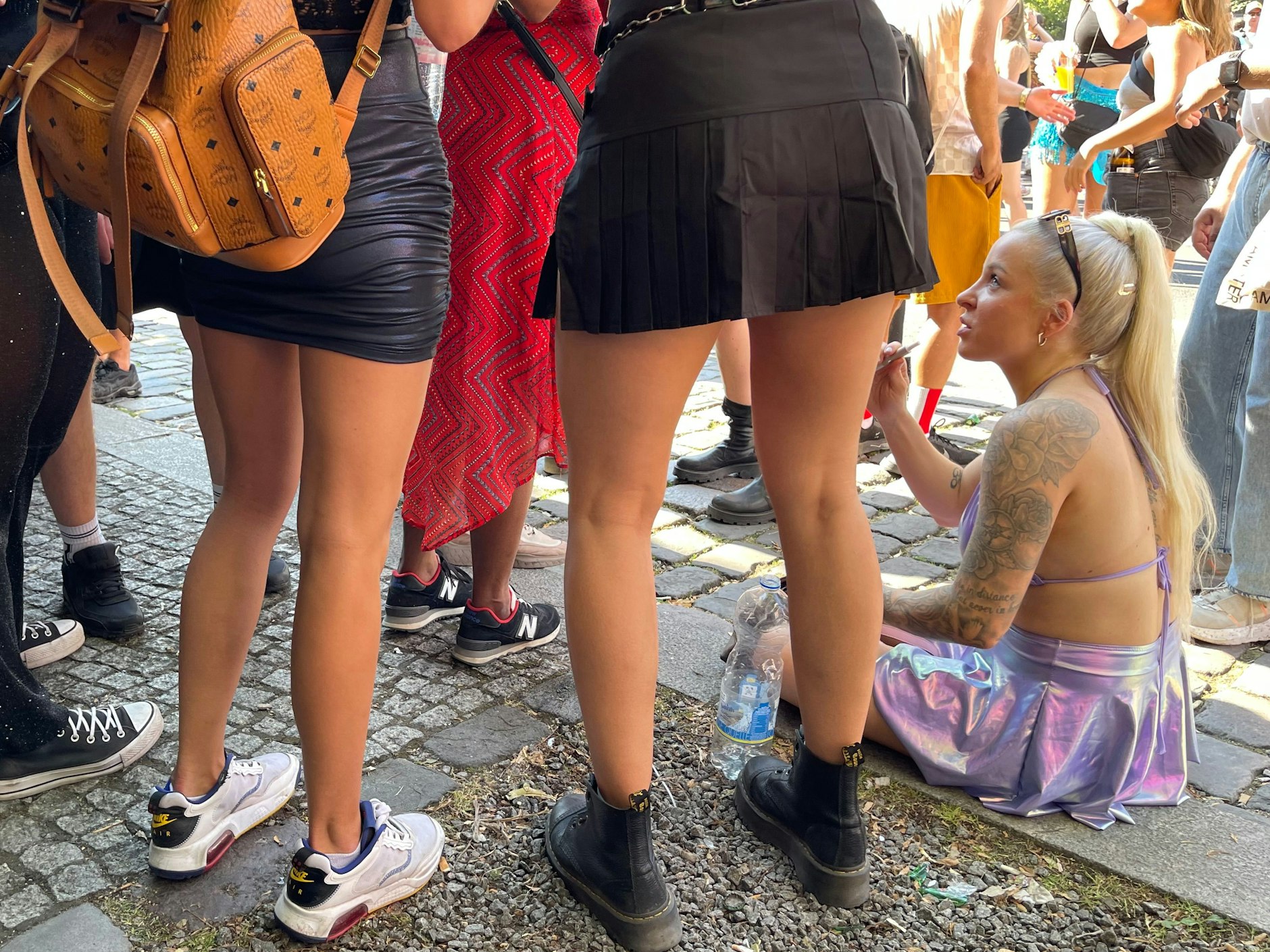 Ein Päuschen am Wegesrand, im schimmernden Zweiteiler