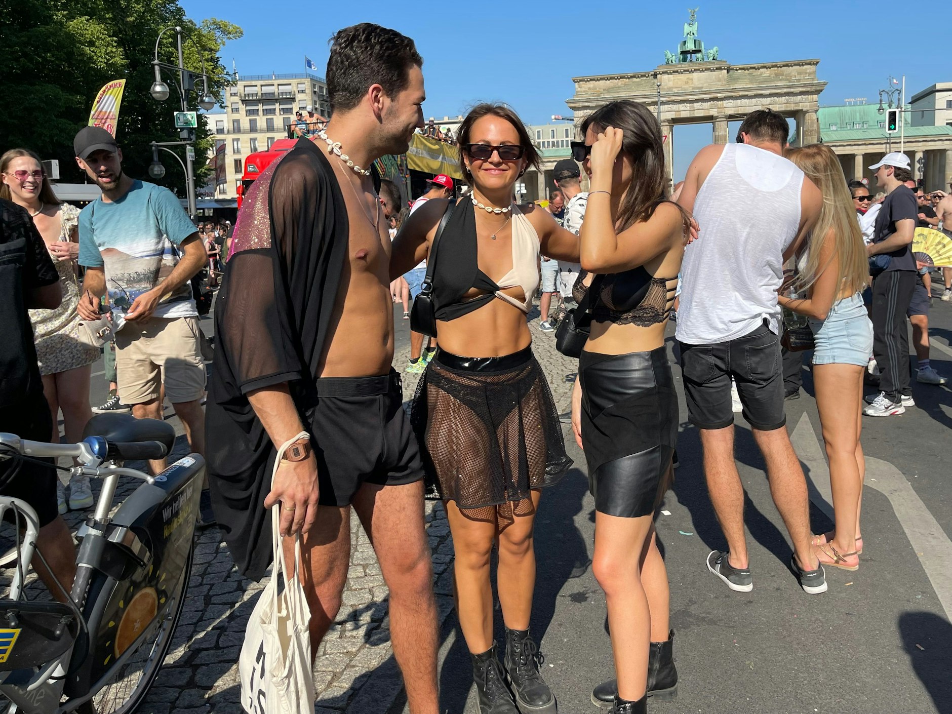 Bei Temperaturen von über 30 Grad im Schatten kamen die meisten in knapper Kleidung.&nbsp;