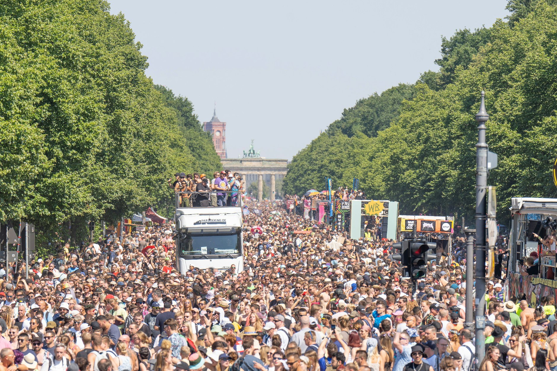 Berlin: Die Techno-Jünger lassen sich von der Hitze nicht aufhalten.&nbsp;