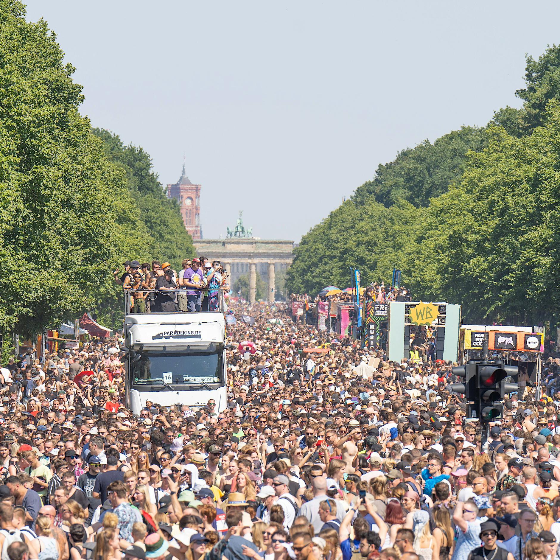 Rave the Planet: Hunderttausende feiern bei Mega-Hitze, knapp 30 Raver in Kliniken