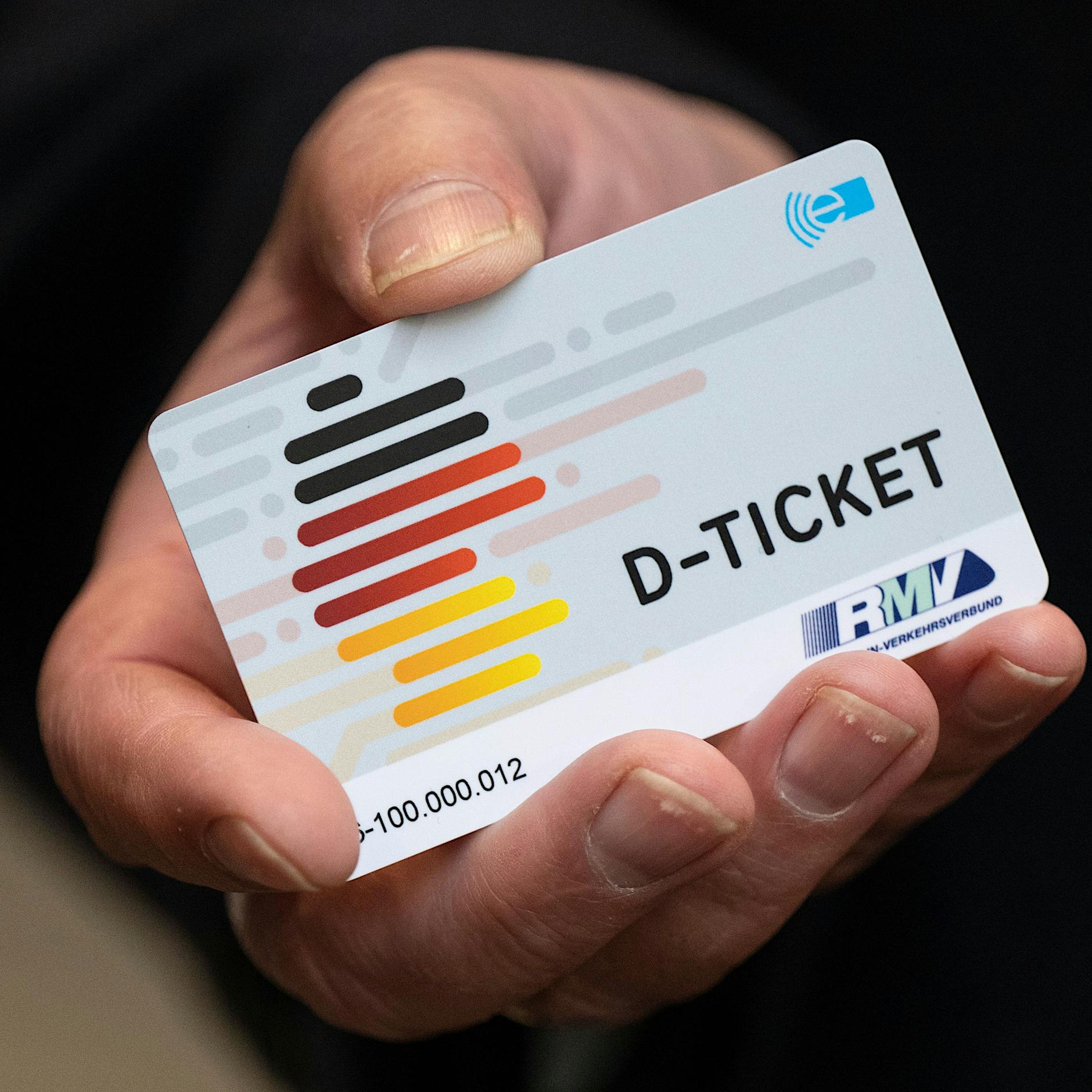 Deutschlandticket: In Berlin landen Hunderttausende Chipkarten im Müll