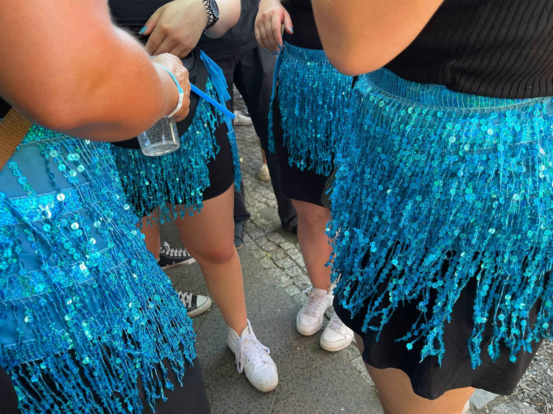Funkemariechen-Vibes mit einer Prise Kölner Karneval – auf der Techno-Parade kann jeder anziehen, was er will.&nbsp;