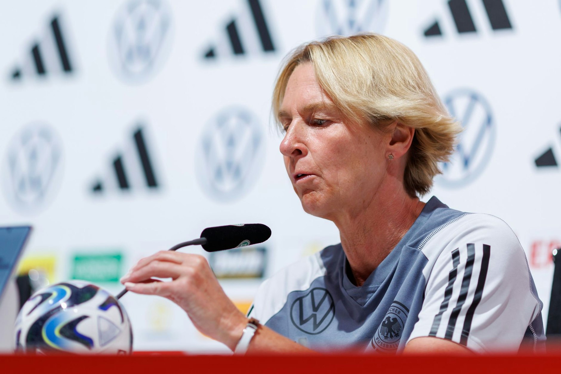 Bundestrainerin Martina Voss-Tecklenburg hat am Sonnabend ihren WM-Kader bekannt gegeben.