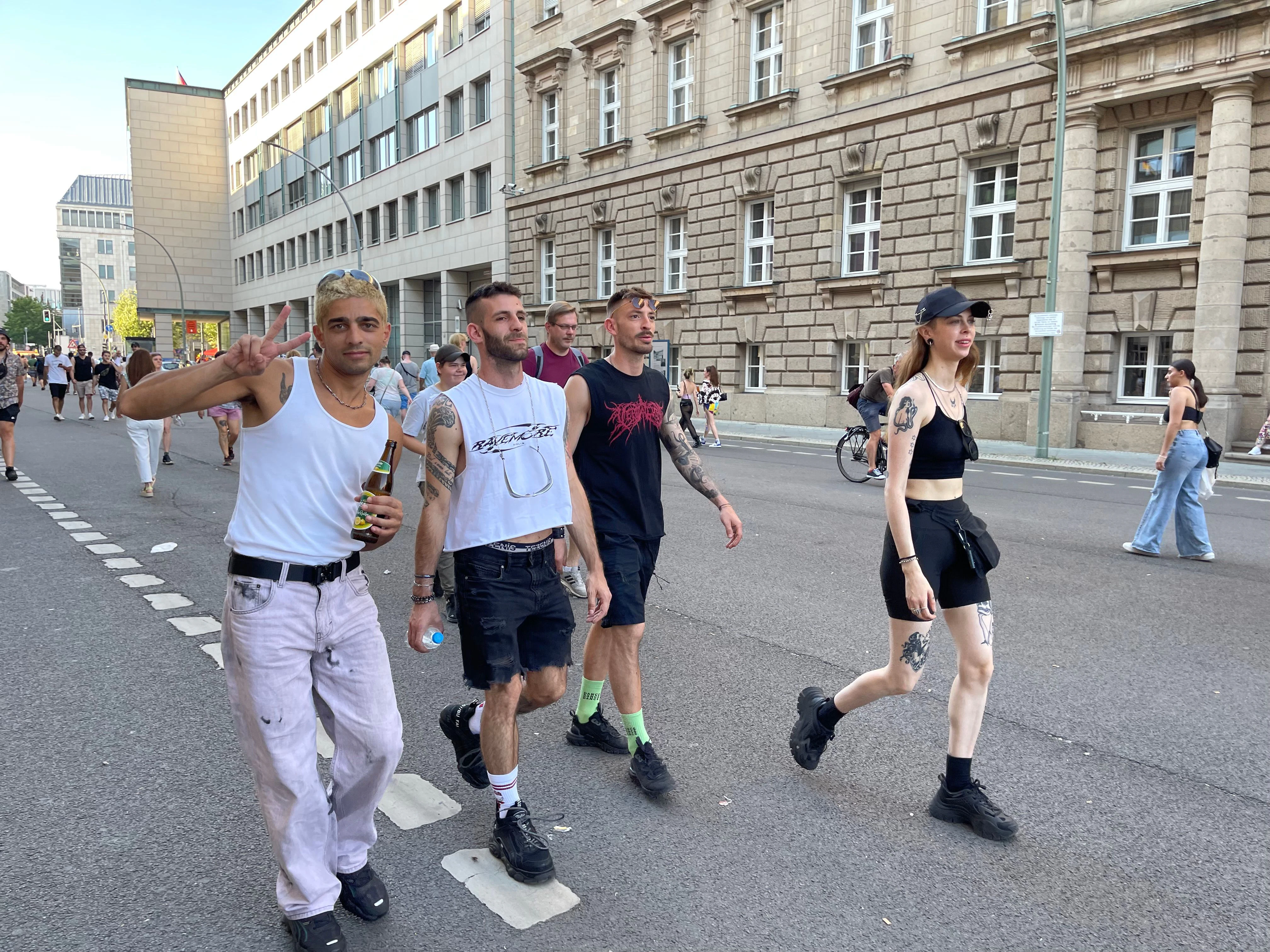 Der direkte Zugang über das Brandenburger Tor war gesperrt, deswegen wuselten alle im Regierungsviertel herum.&nbsp;