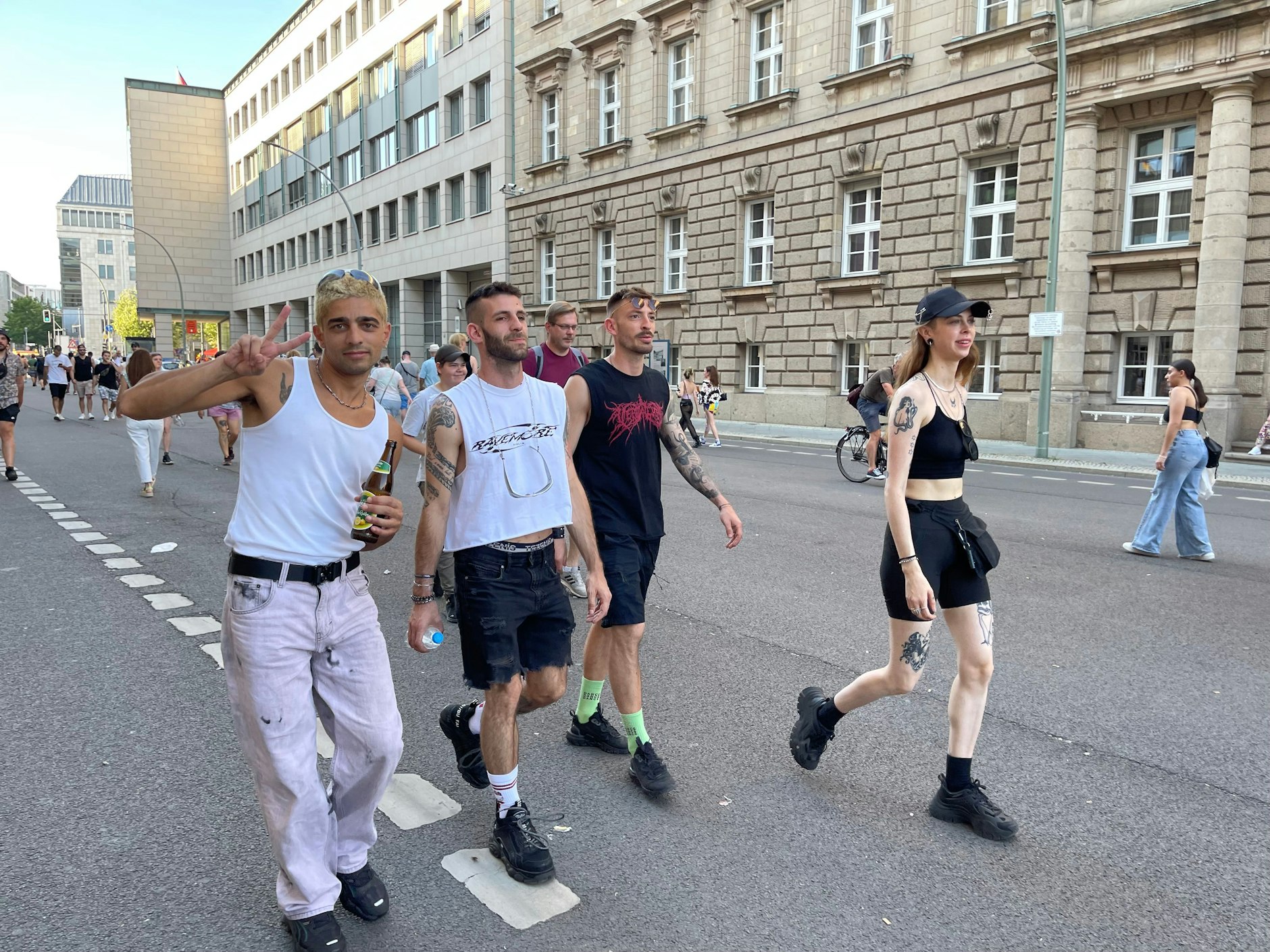 Der direkte Zugang über das Brandenburger Tor war gesperrt, deswegen wuselten alle im Regierungsviertel herum.&nbsp;