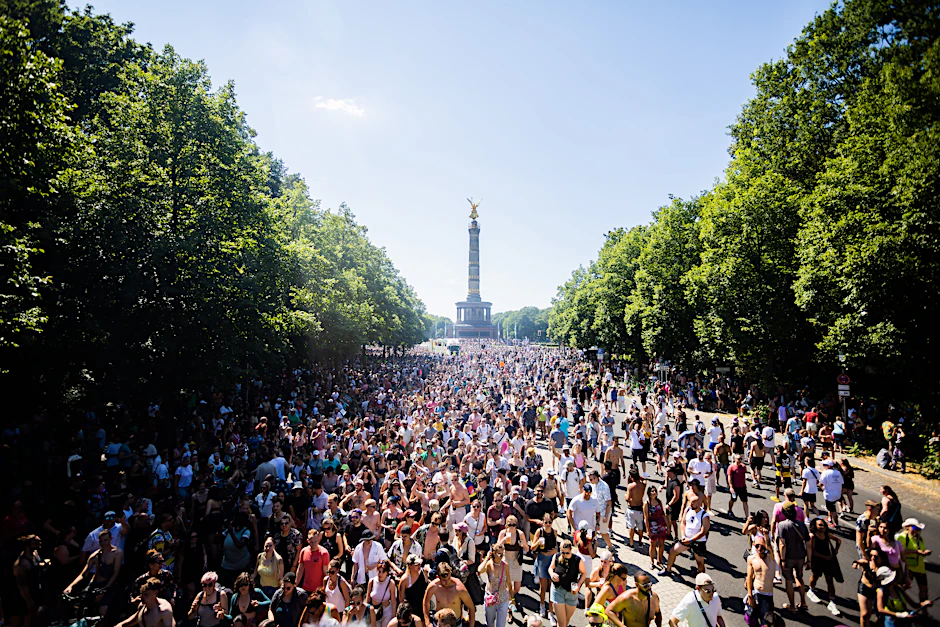 Menschen feiern bei der Technoparade „Rave the Planet“ auf der Straße des 17. Juni vor der Siegessäule.&nbsp;