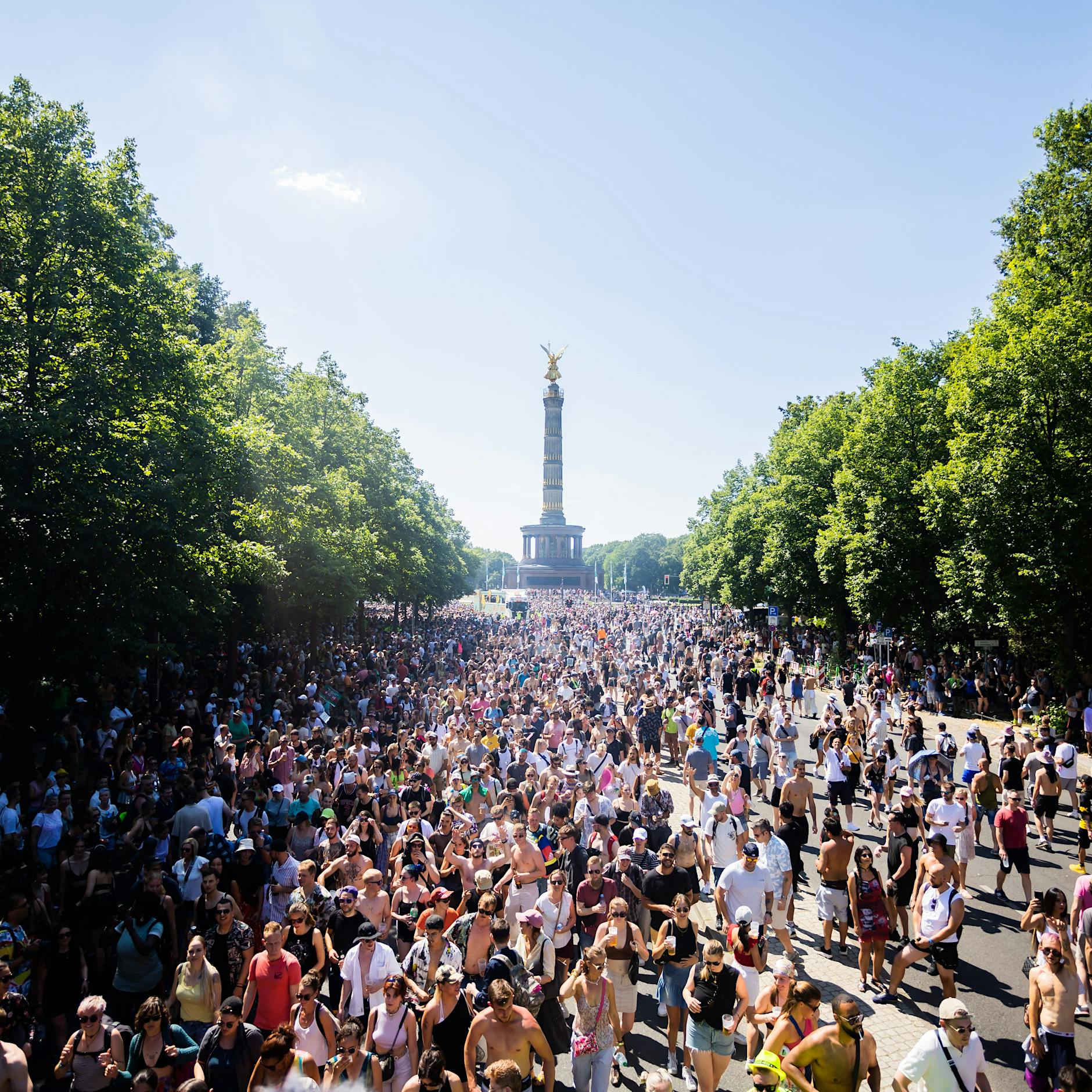 Techno-Party „Rave the Planet“. 130.000 ziehen durch den Tiergarten