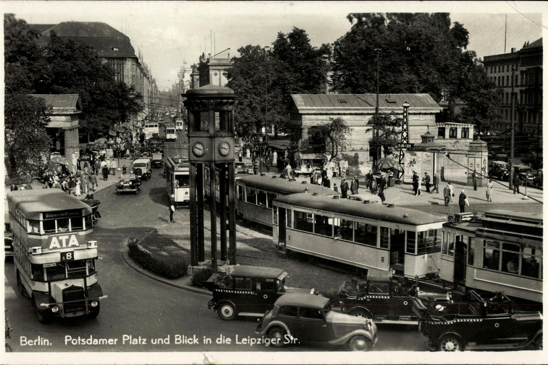 Viel Verkehr auf dem Leipziger Platz in Mitte. Das historische Foto von 1938 zeigt, dass damals viele Straßenbahnen durch die Leipziger Straße in Richtung Osten fuhren.