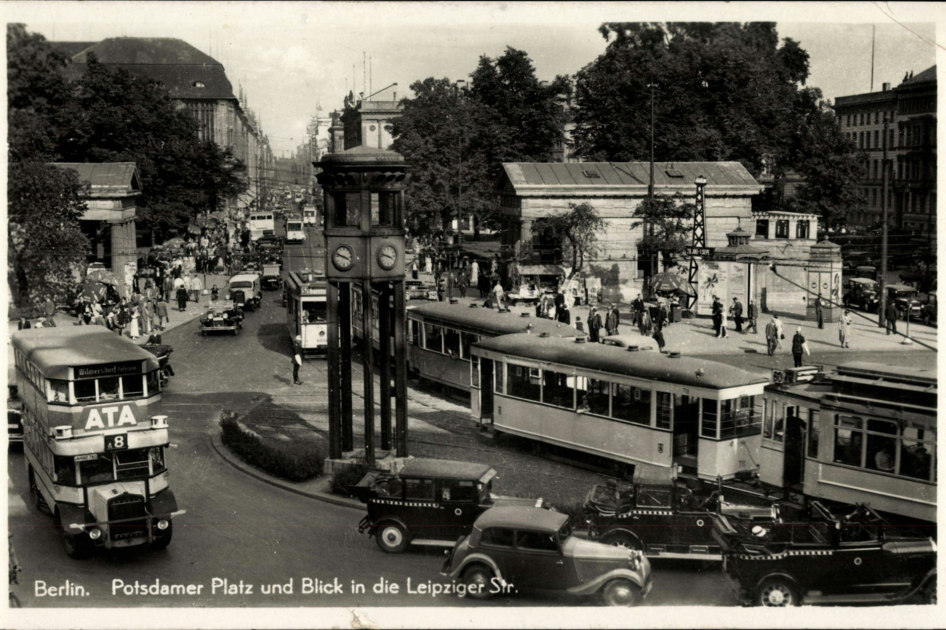 Viel Verkehr auf dem Leipziger Platz in Mitte. Das historische Foto von 1938 zeigt, dass damals viele Straßenbahnen durch die Leipziger Straße in Richtung Osten fuhren.