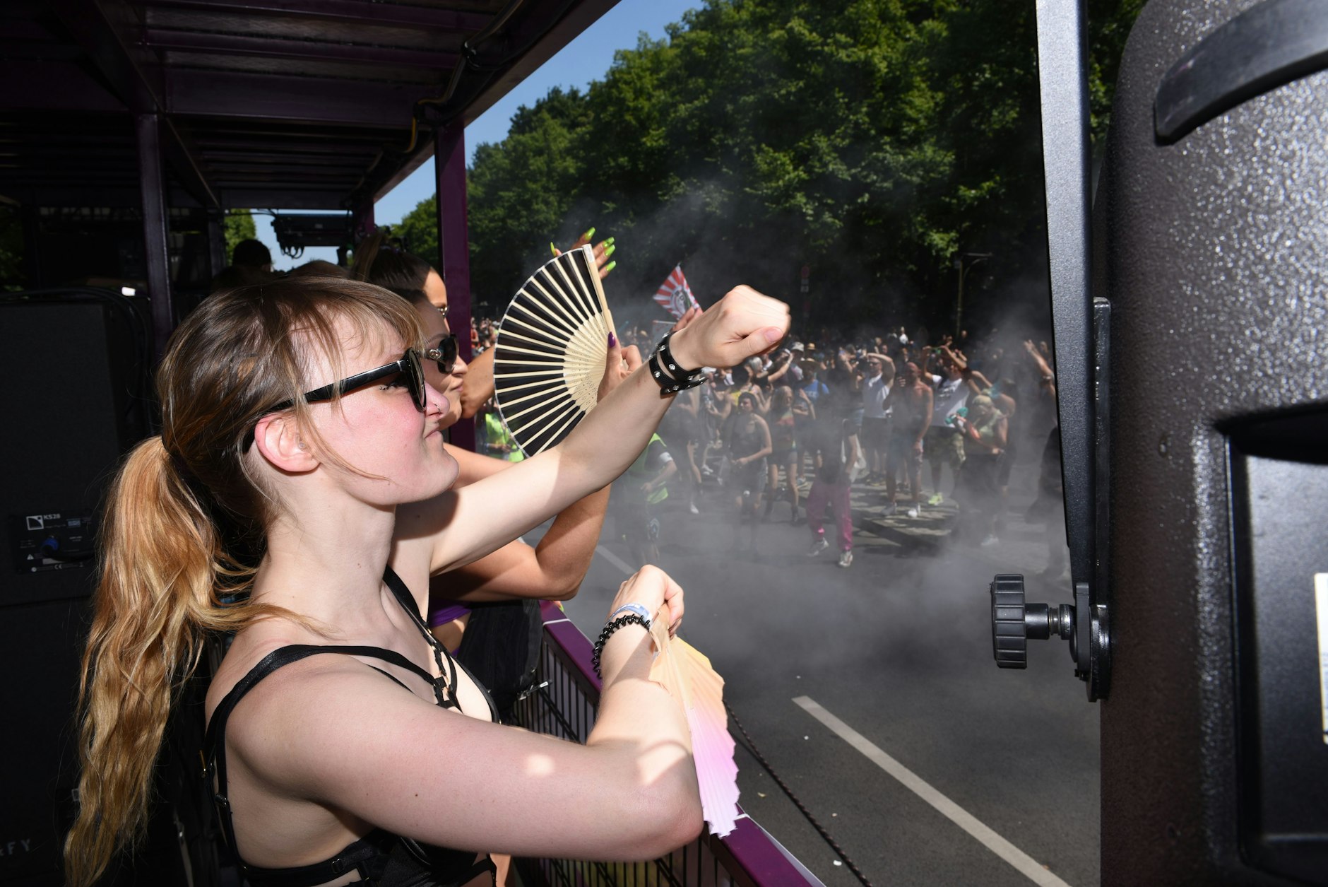 ... und so ist die Sicht von einem der Party-Wagen aus.