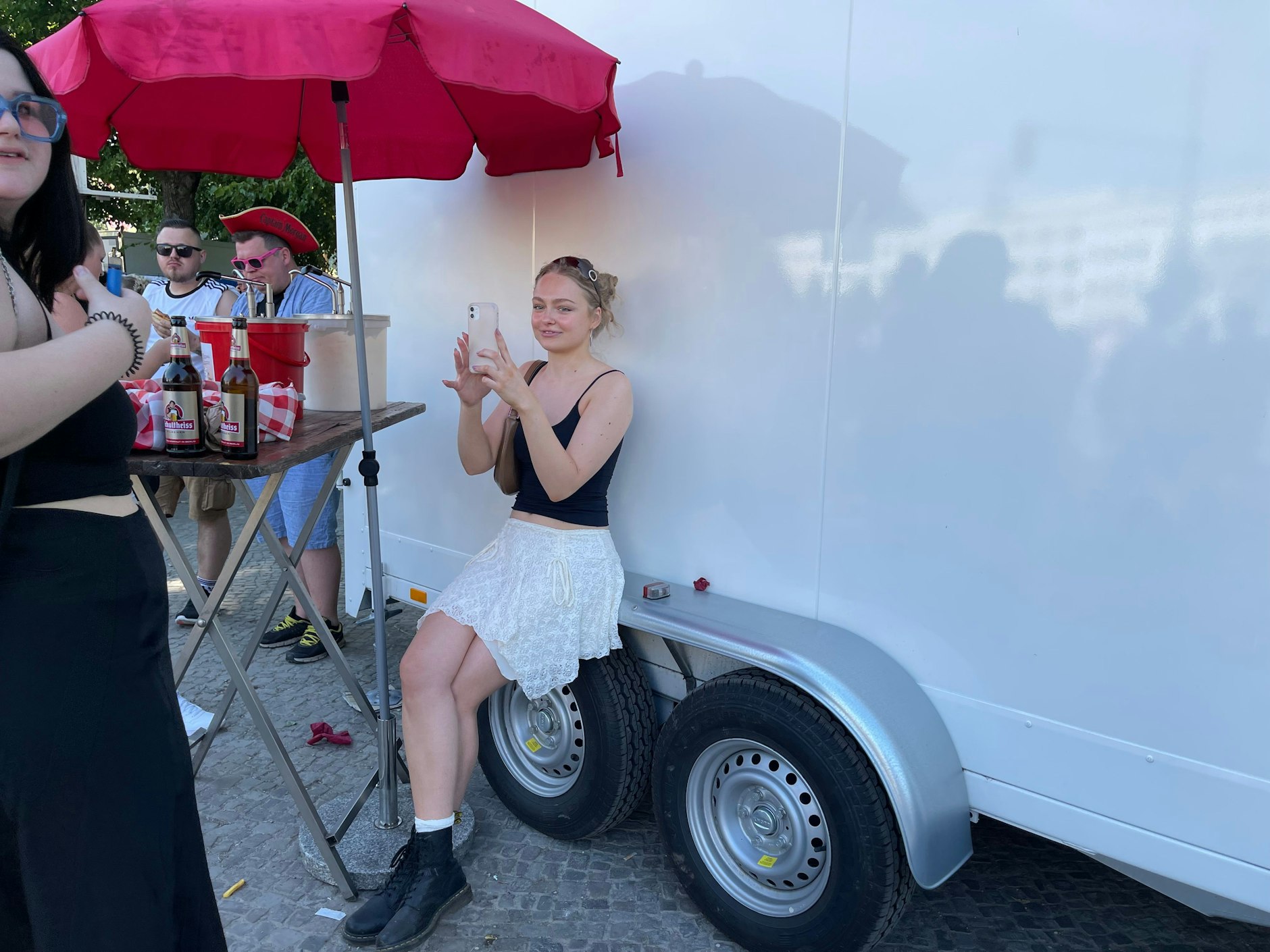 Besser raus aus der prallen Sonne: Im Schatten ließ es sich doch ganz gut aushalten.