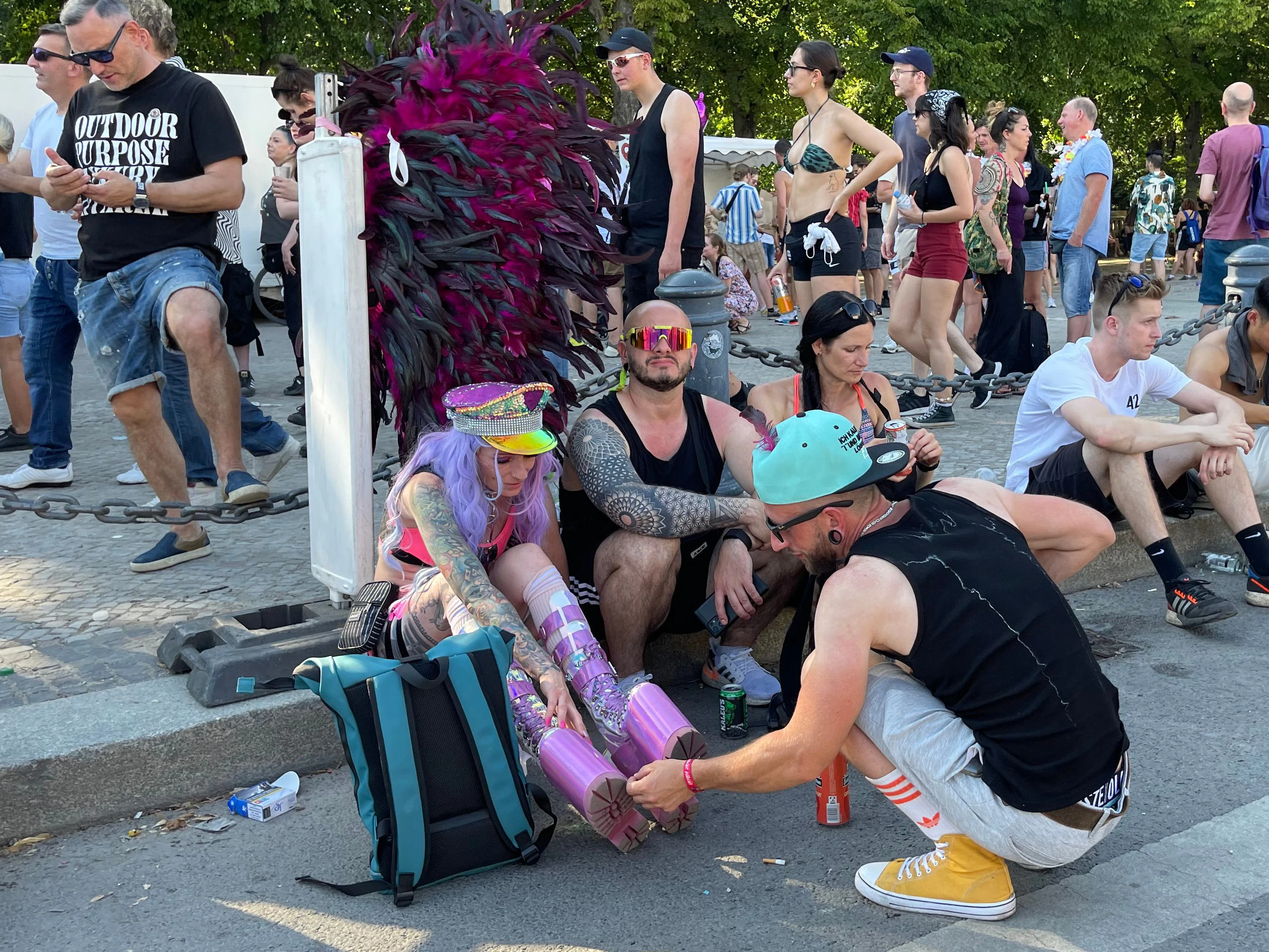 Ein bisschen Karneval der Kulturen kann auch nicht schaden, Federboas gehen immer auf Musikparaden.